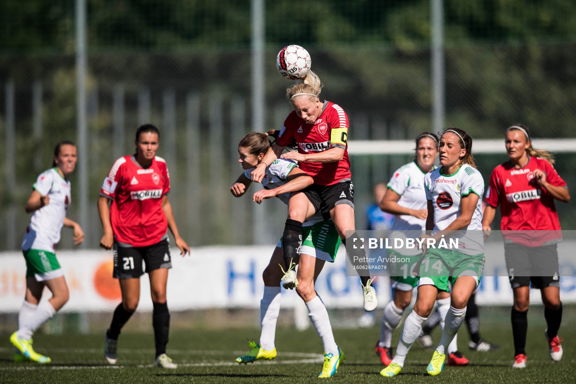 LB07s Mia Persson och Hammarbys Madeleine Tegström