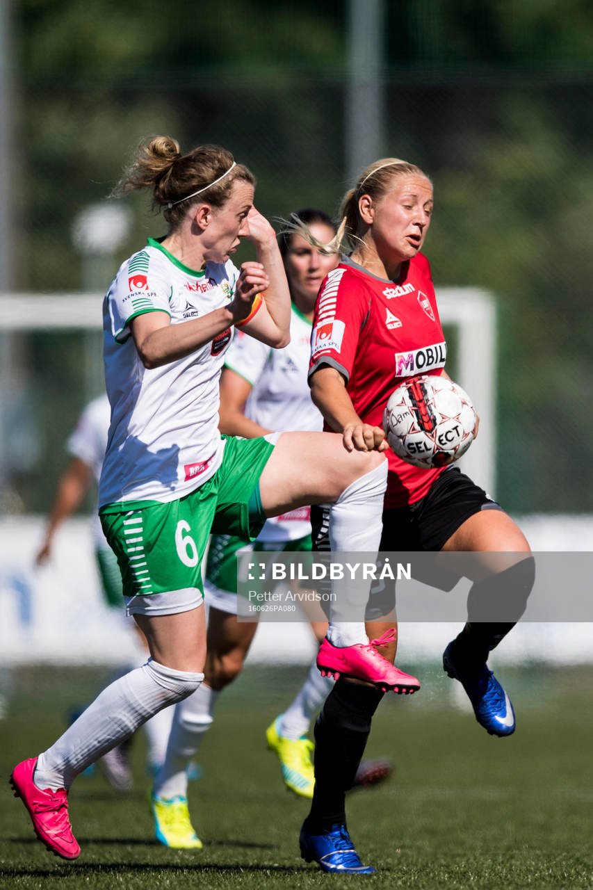 Hammarbys Olga Ekblom och LB07s Johanna Ejdelind