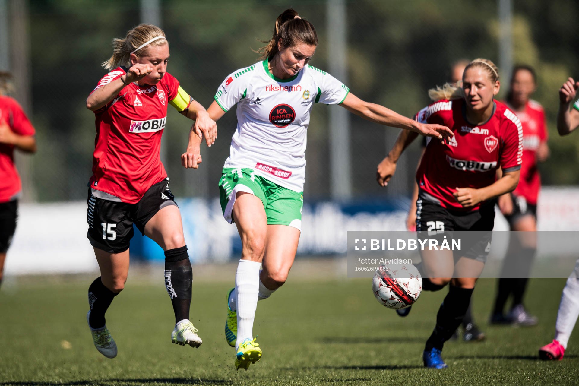 LB07s Mia Persson och Hammarbys Madeleine Tegström