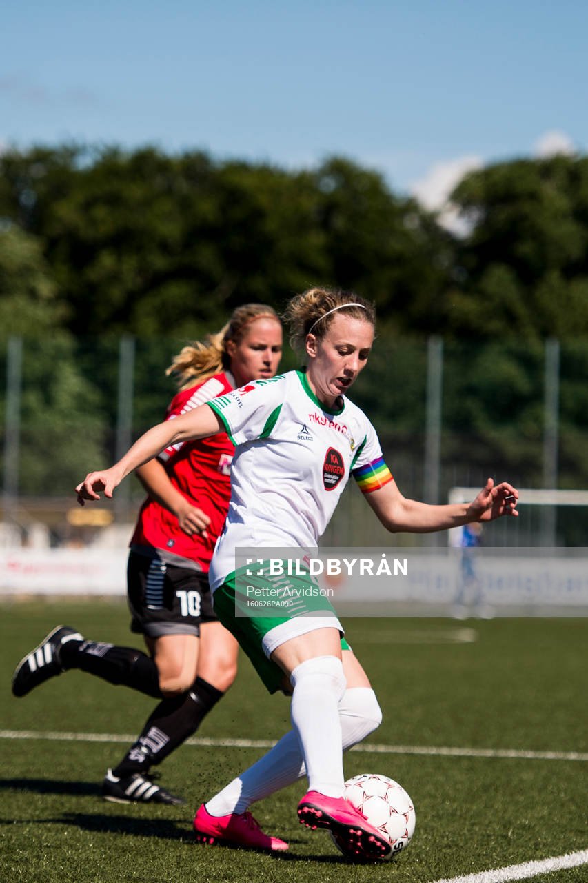 Hammarbys Olga Ekblom och LB07s Michaela Johnsson