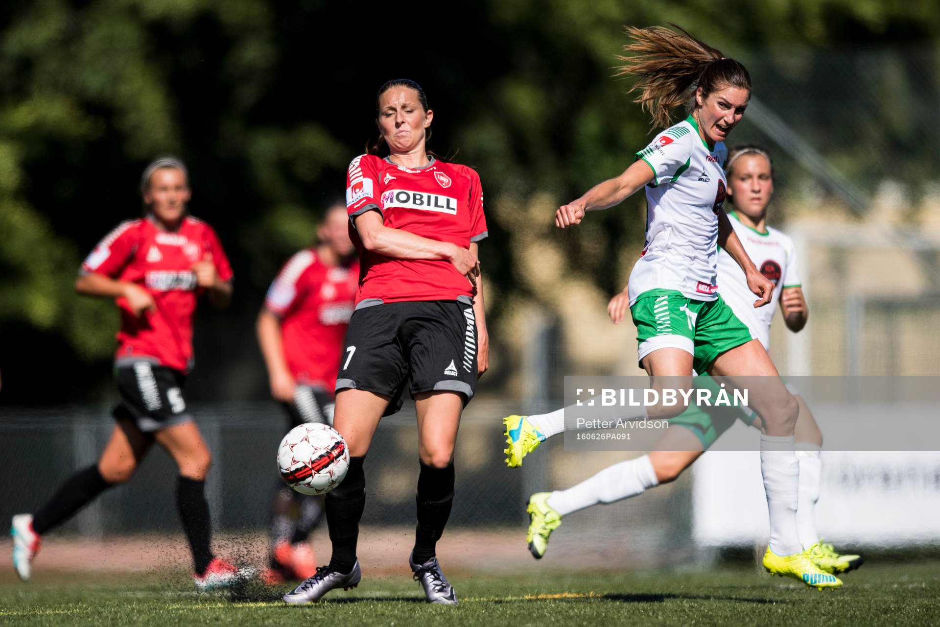 LB07s Malin Gunnarsson och Hammarbys Madeleine Tegström