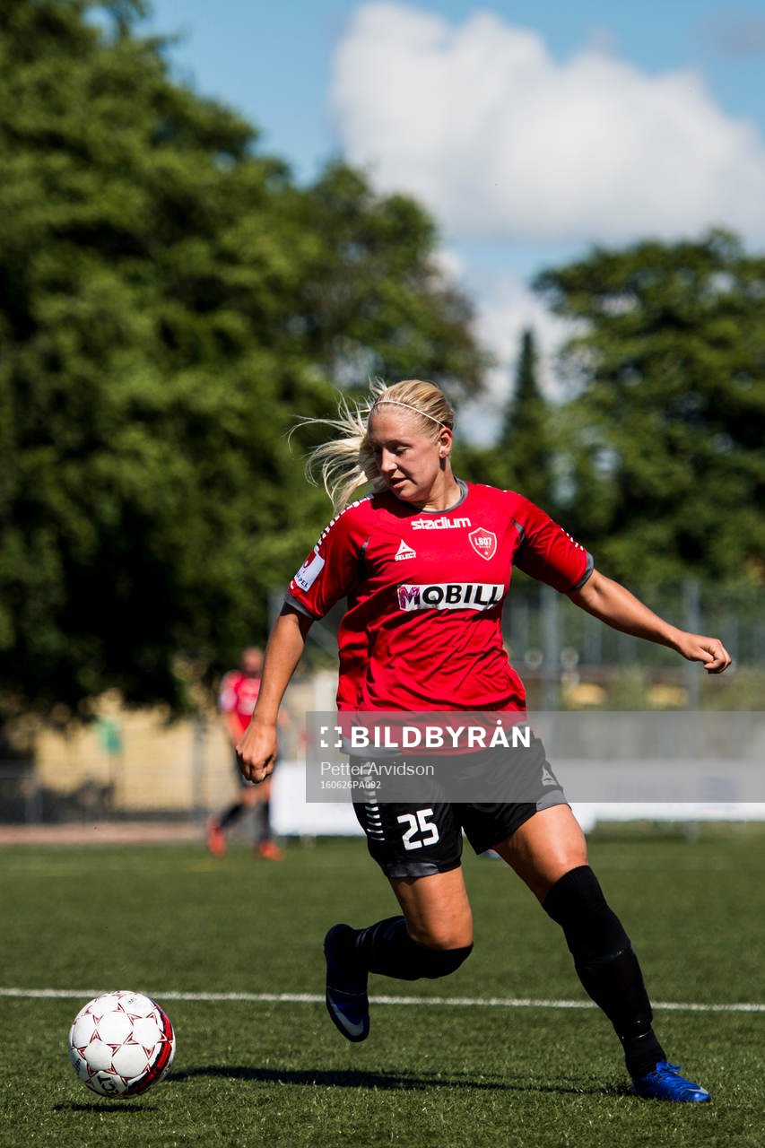 LB07s Johanna Ejdelind under fotbollsmatchen i Elitettan mellan Limhamn Bunkeflo och Hammarby den 26 juni 2016 i Malmö.