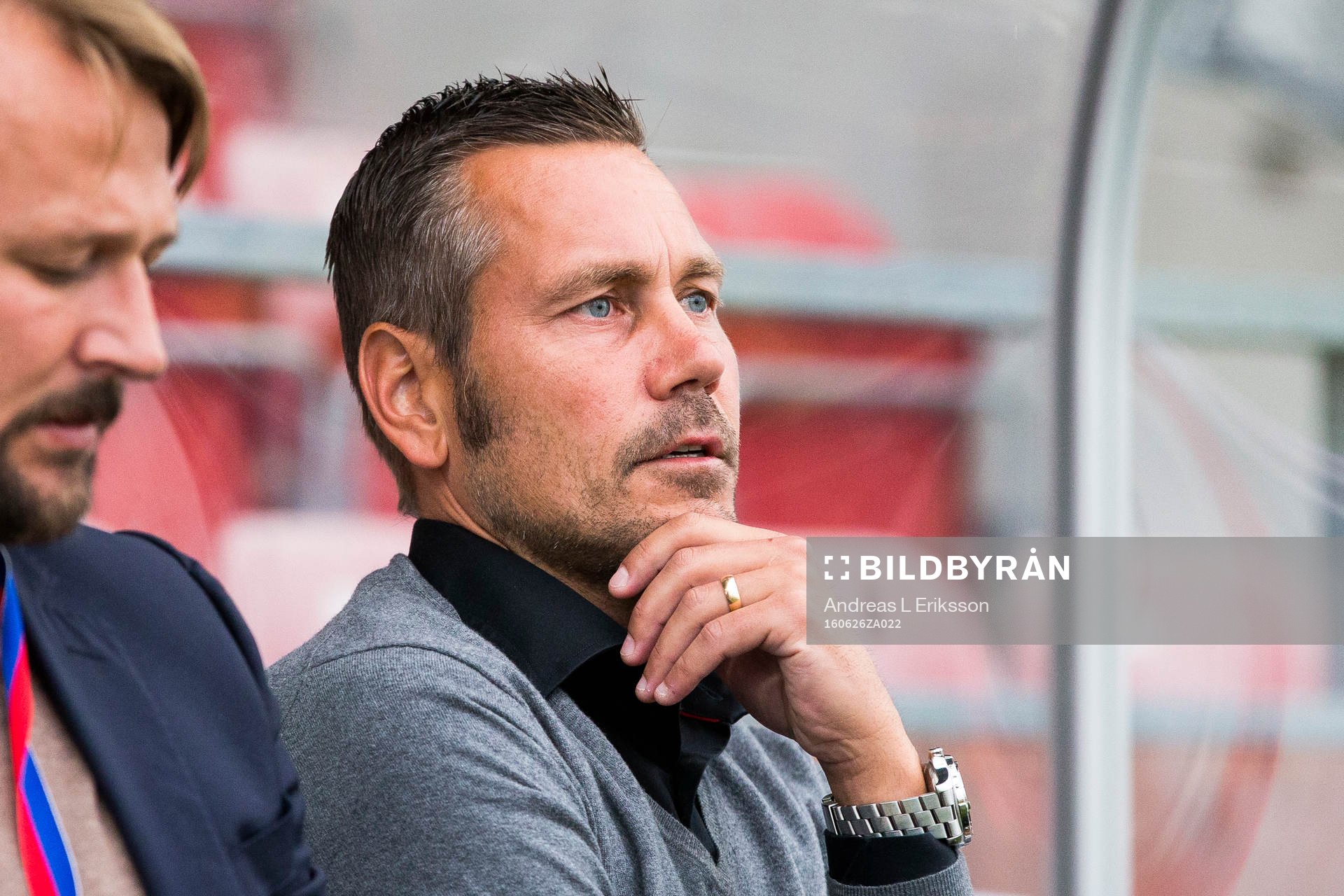 Örgrytes tränare Marcus Lantz innan fotbollsmatchen i