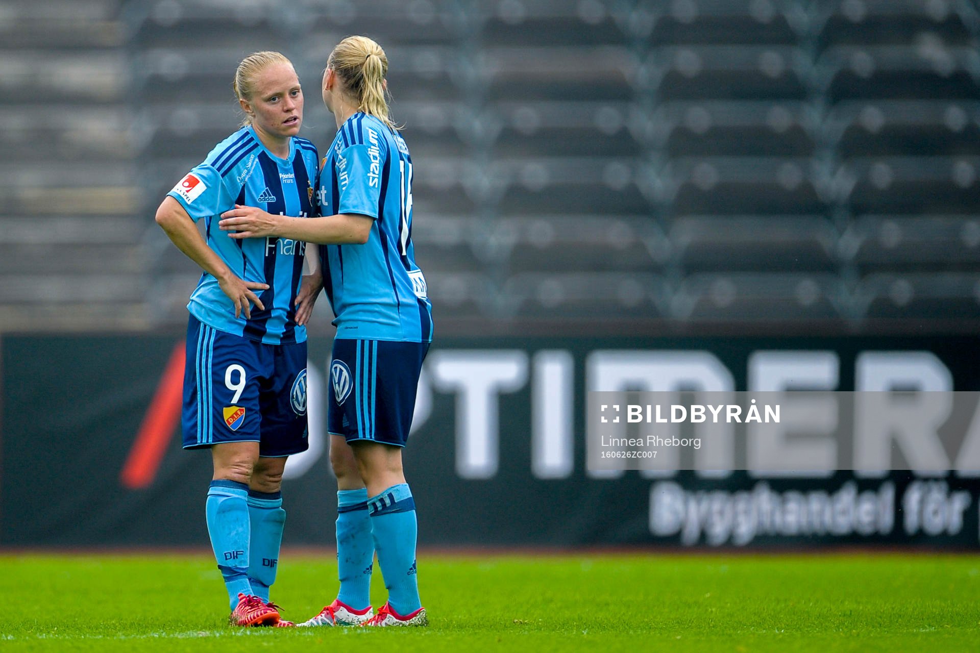 Djurgårdens Mia Jalkerud och Sofia Nilsson deppar