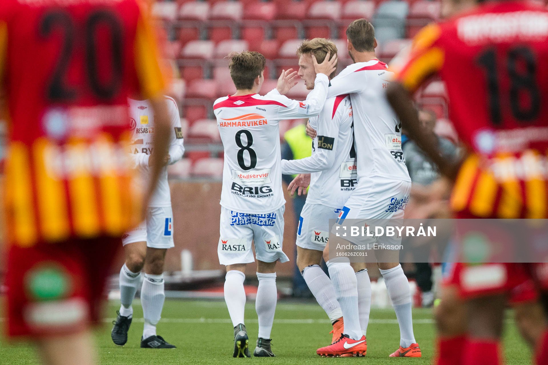 Örgrytes Andreas Östling (v) och Johan Hammar (h) gratulerar Sebastian Ohlsson till 0-1 under fotbollsmatchen i Superettan mellan Syrianska och Örgryte den 26 juni 2016 i Södertälje.