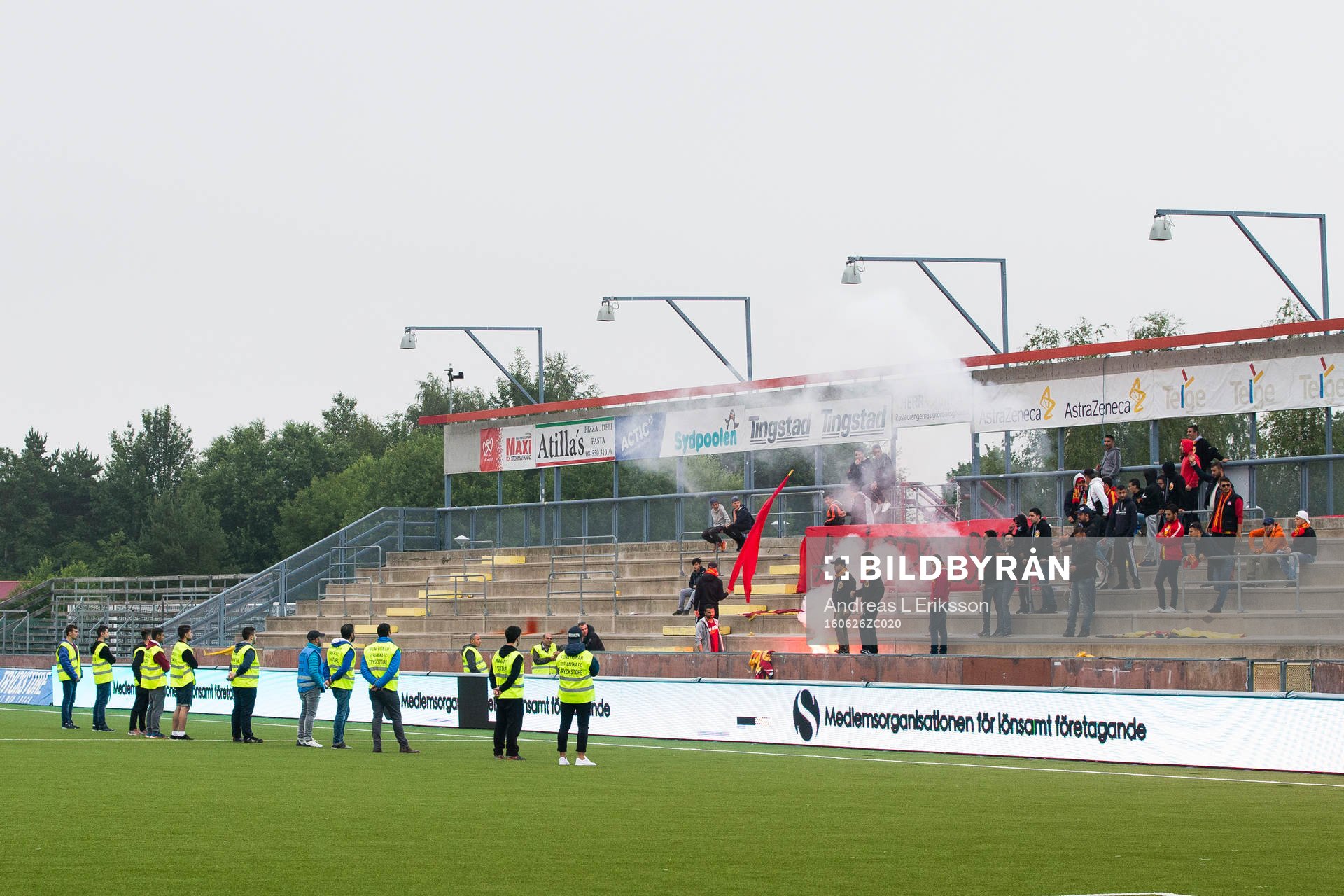 Syrianskas supportrar med en banderoll med texten Avgå
