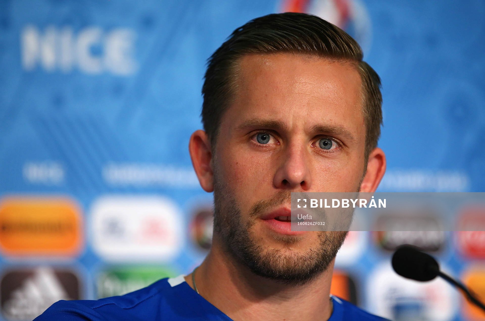I denna handout-bild från UEFA ses Gylfi Sigurdsson på