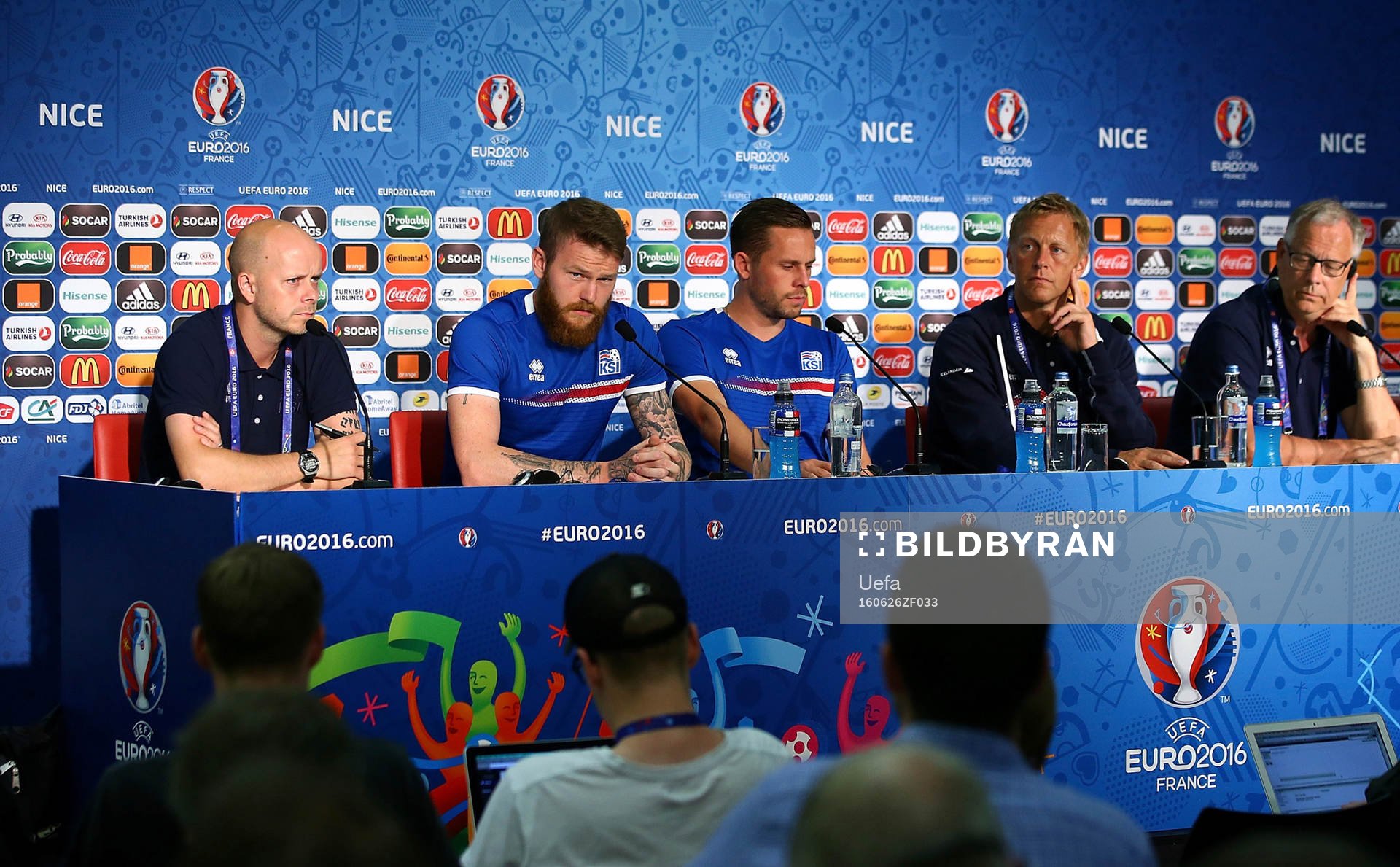 I denna handout-bild från UEFA ses Aron Gunnarsson, Gylfi