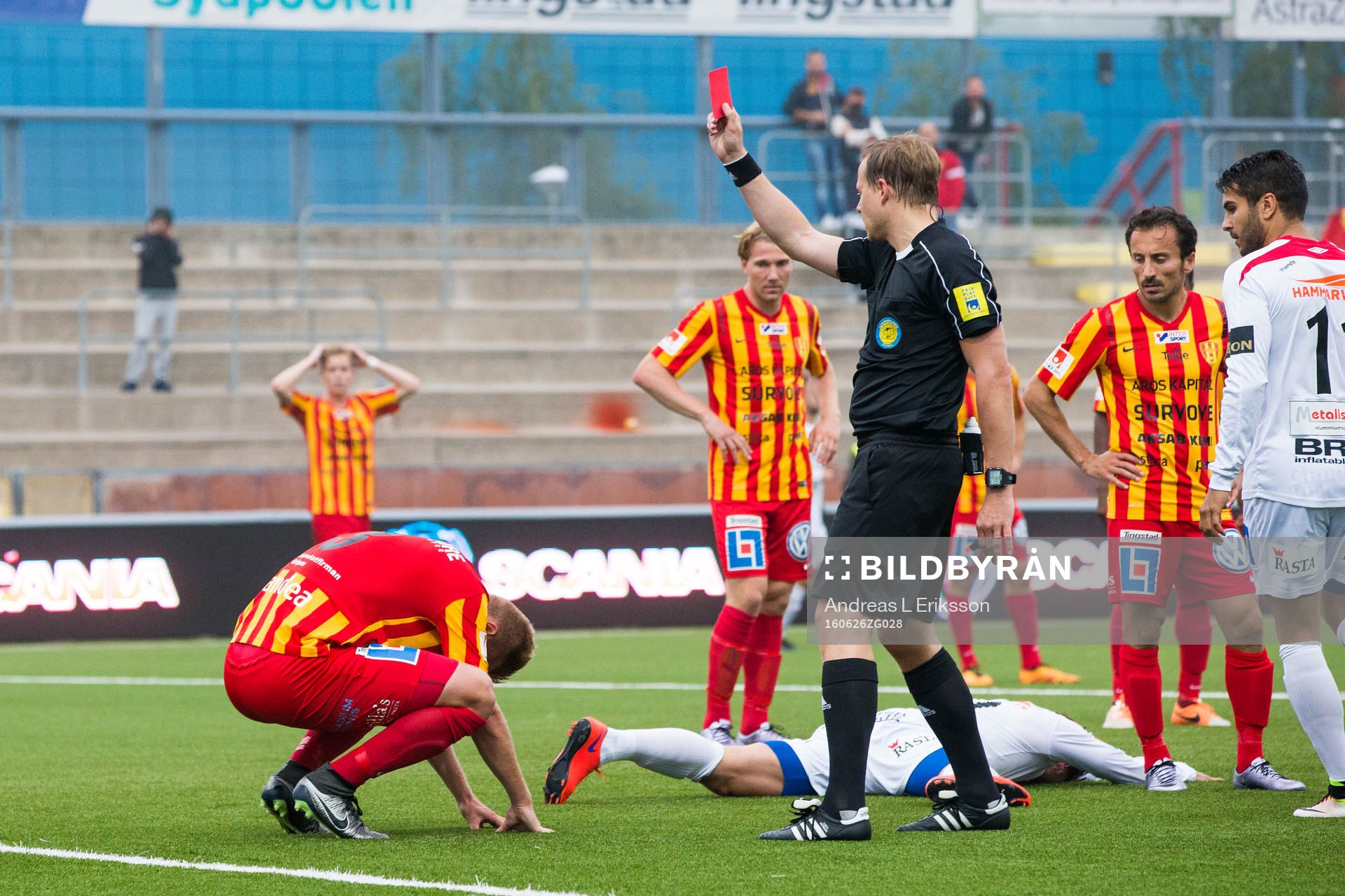 Syrianskas Mattias Liljestrand får ett rött kort av domare Johan Krantz under fotbollsmatchen i Superettan mellan Syrianska och Örgryte den 26 juni 2016 i Södertälje.
