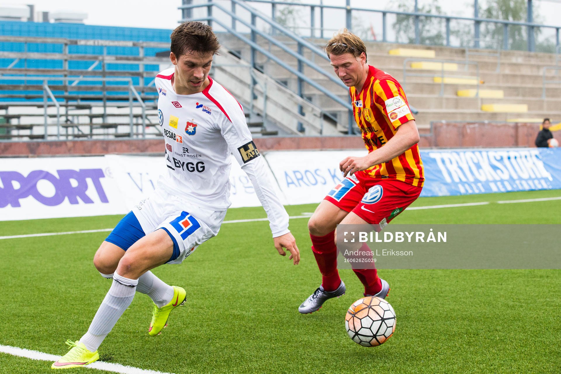 Örgrytes Daniel Paulson i kamp om bollen med Syrianskas