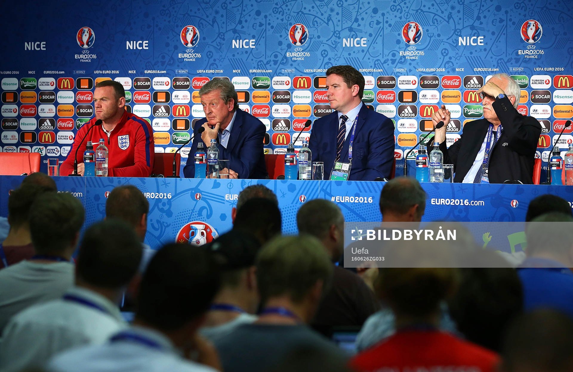 I denna handout-bild från UEFA ses Wayne Rooney och förbundskapten Roy Hodgson på Englands fotbollslandslags presskonferens under fotbolls-EM den 26 juni 2016 i Nice.