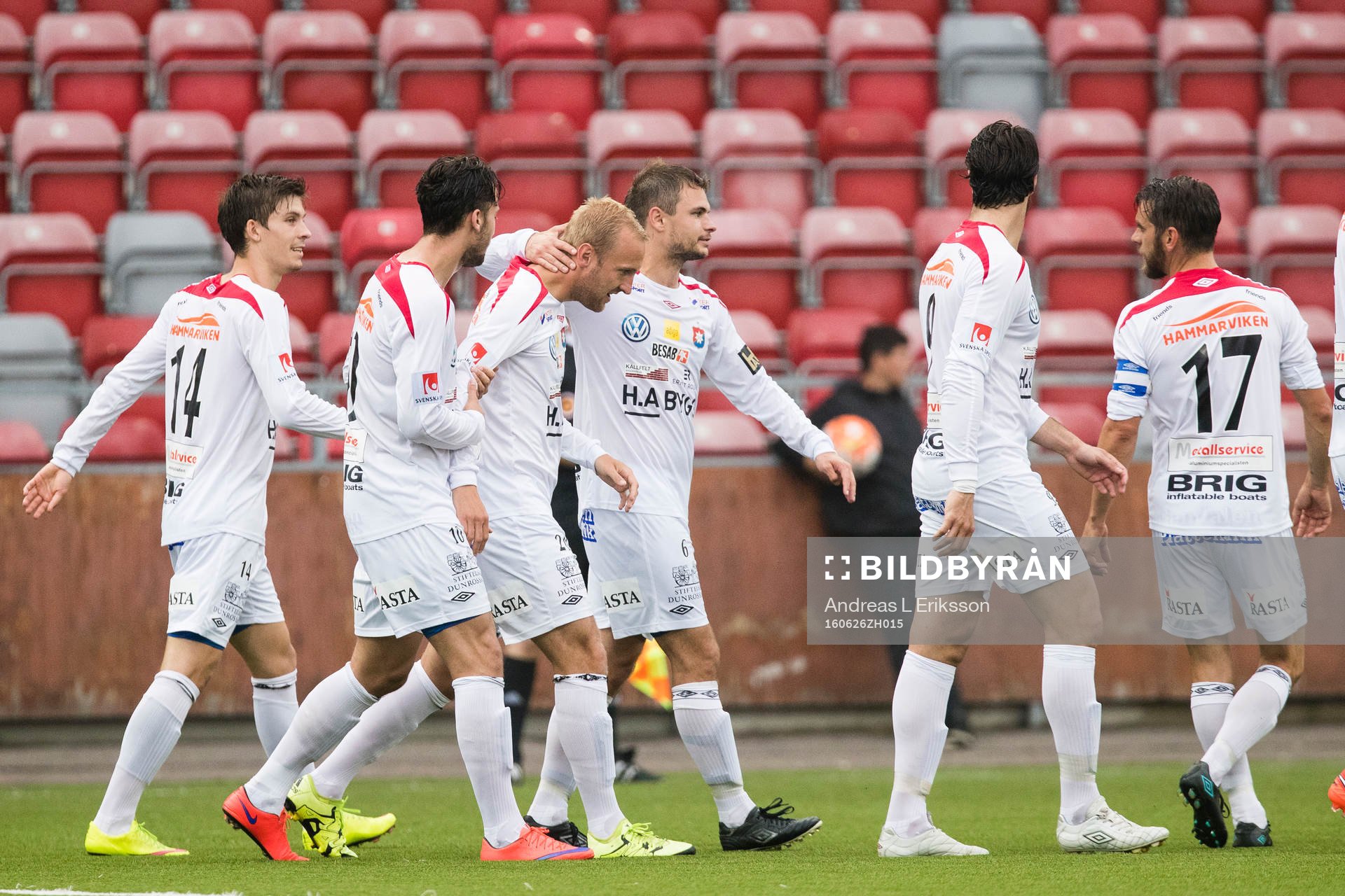 Örgrytes Niklas Klingberg jublar tillsammans med bla Hannes Sahlin efter att ha gjort 0-2 under fotbollsmatchen i Superettan mellan Syrianska och Örgryte den 26 juni 2016 i Södertälje.