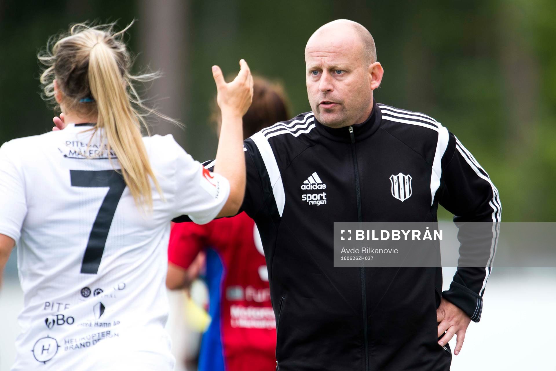 Piteås tränare Stellan Carlsson grattar Irma Helin