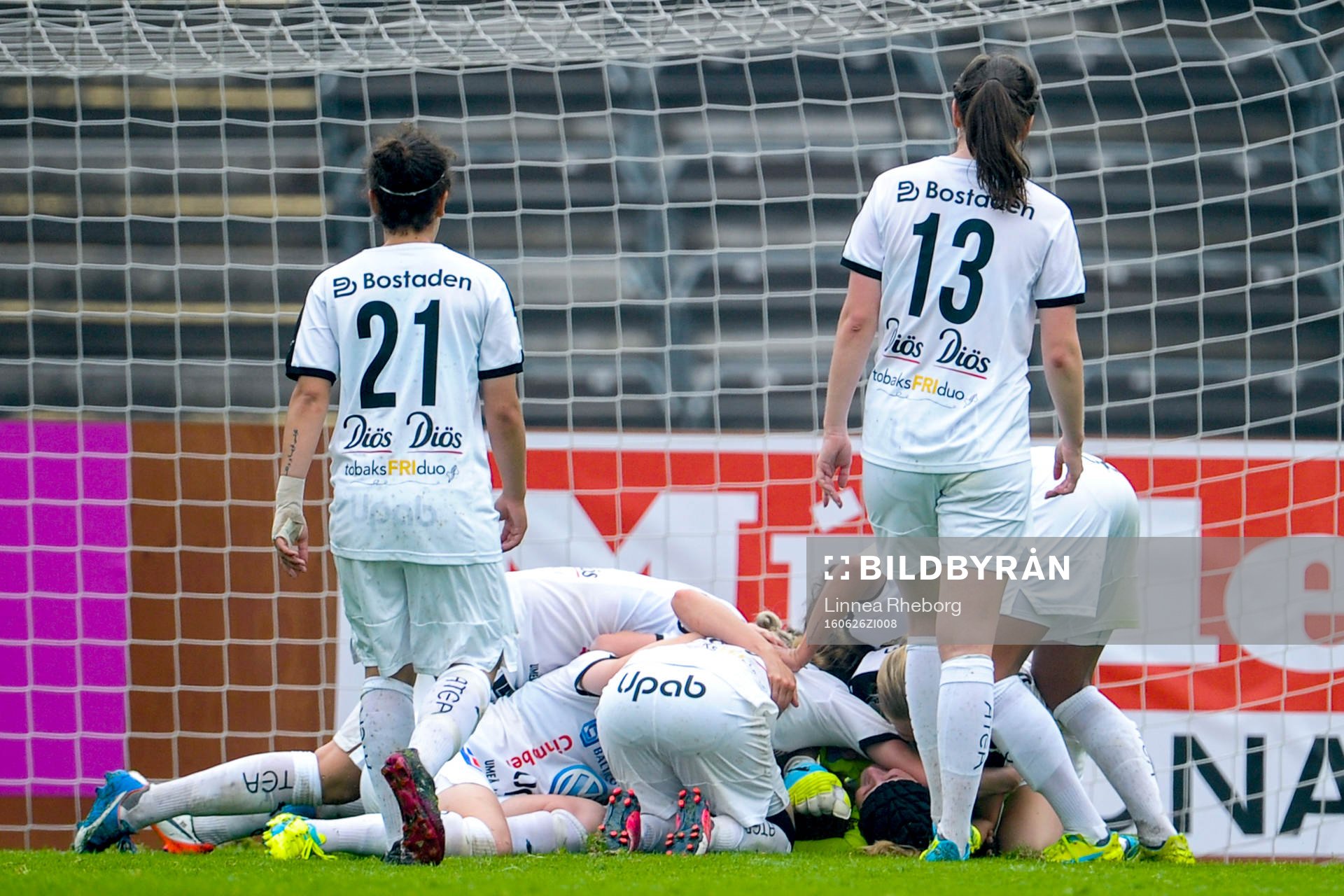 Umeås spelare jublar efter segern under fotbollsmatchen i Damallsvenskan mellan Djurgården och Umeå den 26 juni 2016 i Stockholm. 