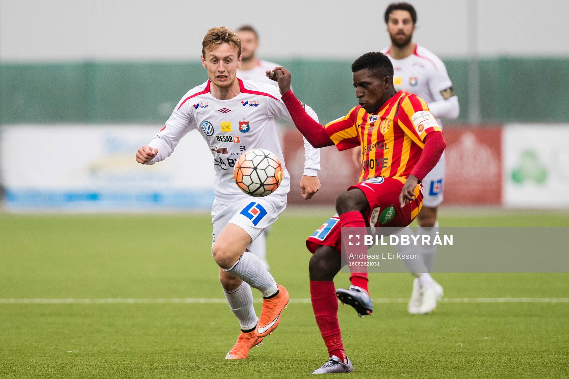 Örgrytes Sebastian Ohlsson och Syrianskas Samuel Akintioye