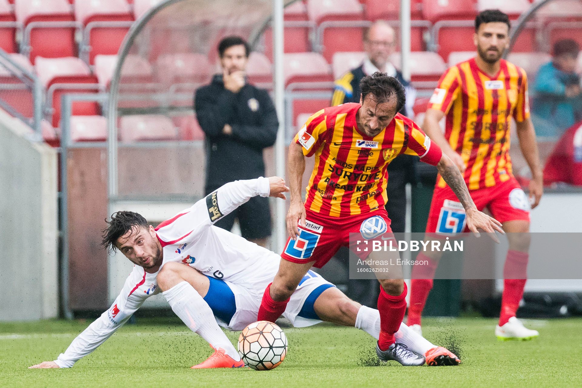 Örgrytes Dardan Mustafa i kamp om bollen med Syrianskas Louay Chanko under fotbollsmatchen i Superettan mellan Syrianska och Örgryte den 26 juni 2016 i Södertälje.