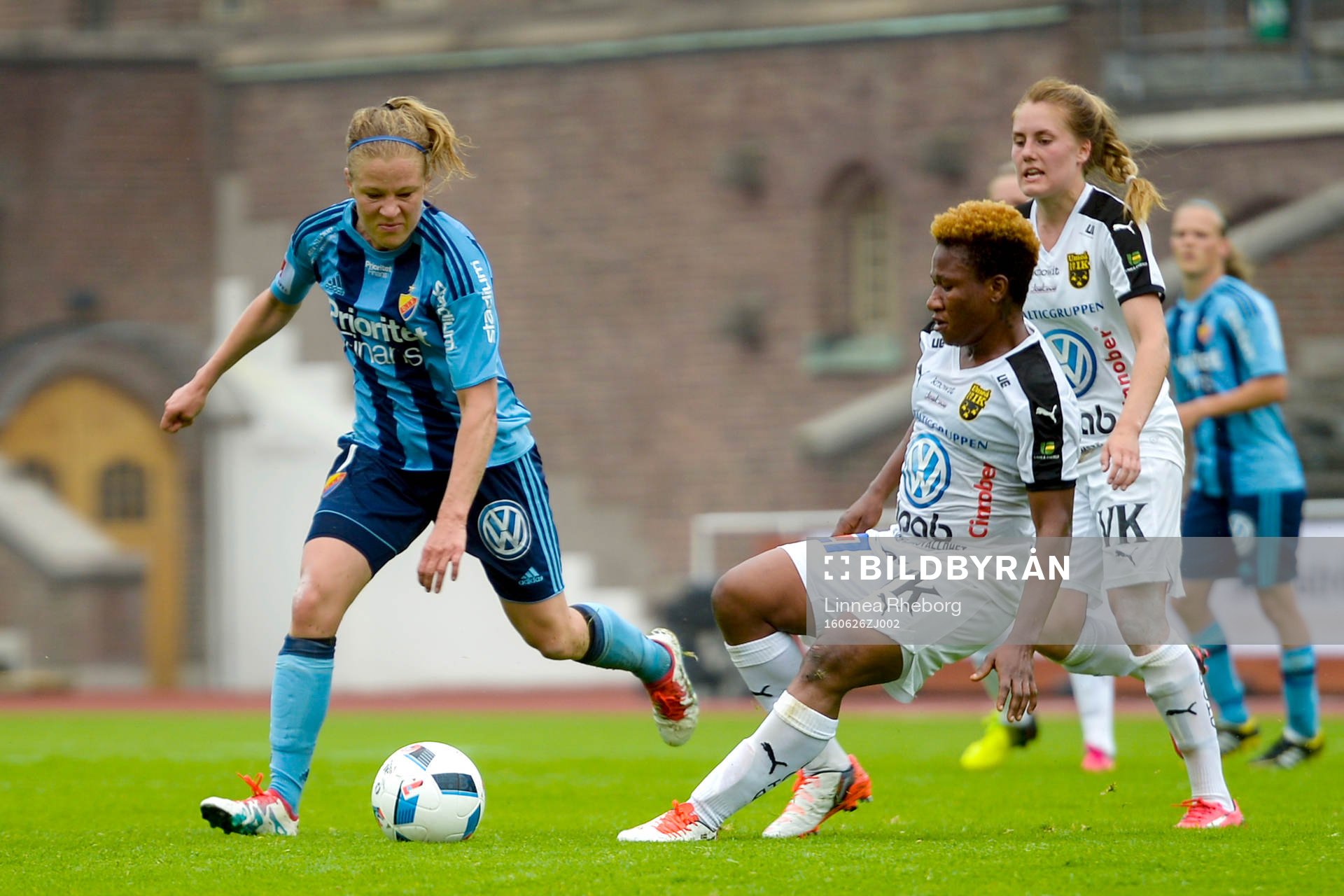 Djurgårdens Katrin Schmidt och Umeås Rita Chikwelu