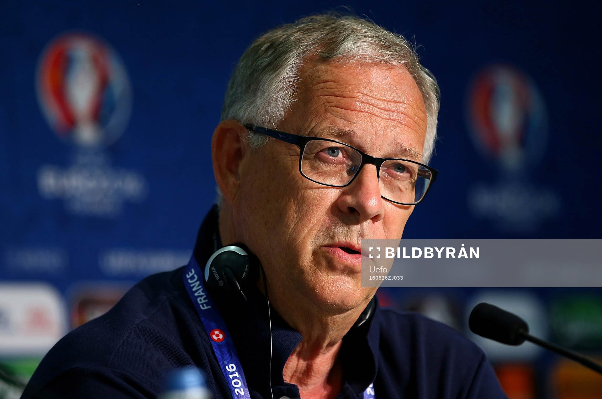I denna handout-bild från UEFA ses förbundskapten Lars