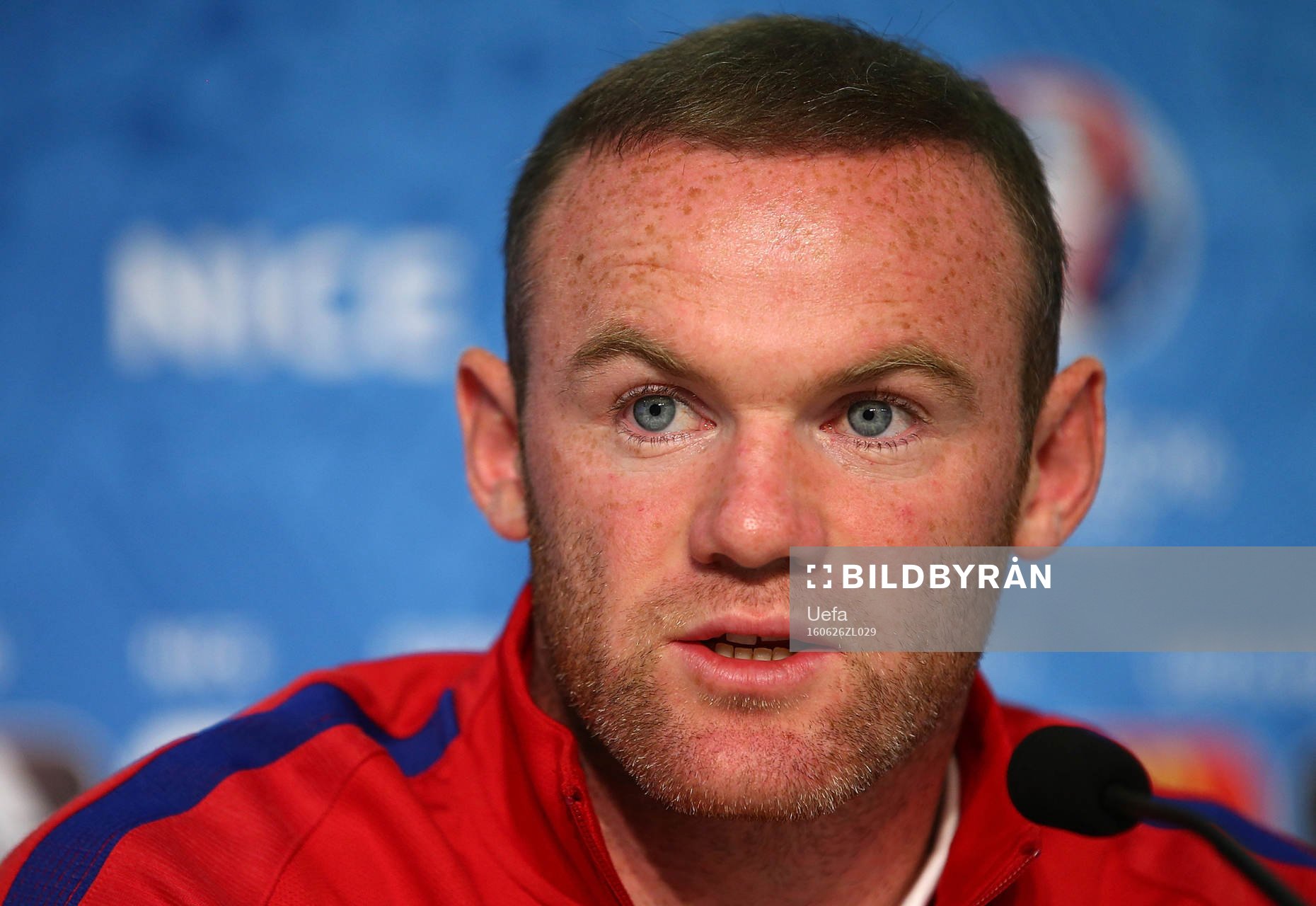 I denna handout-bild från UEFA ses Wayne Rooney  på