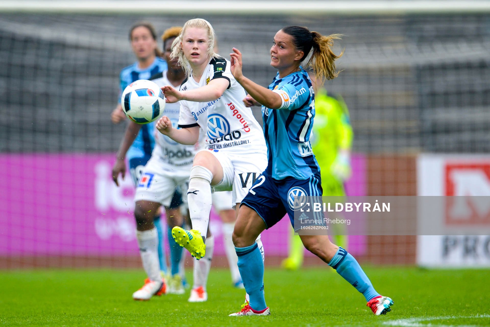 Umeås Amanda Berglund och Djurgårdens Emilia Appelqvist