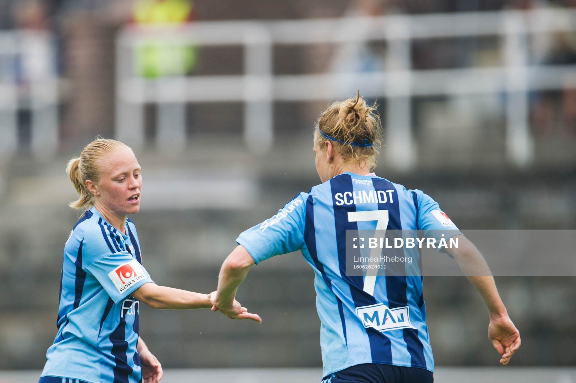 Djurgårdens Mia Jalkerud och Katrin Schmidt ger varandra