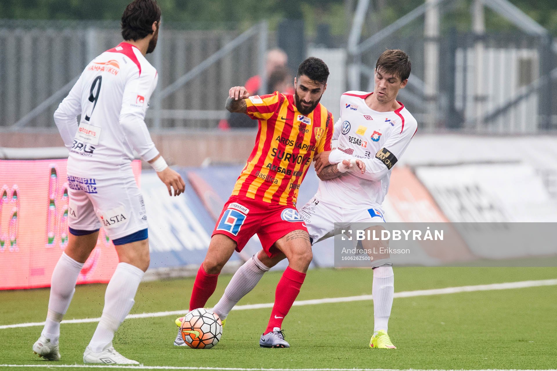 Syrianskas Charbel Georges i kamp om bollen med Örgrytes