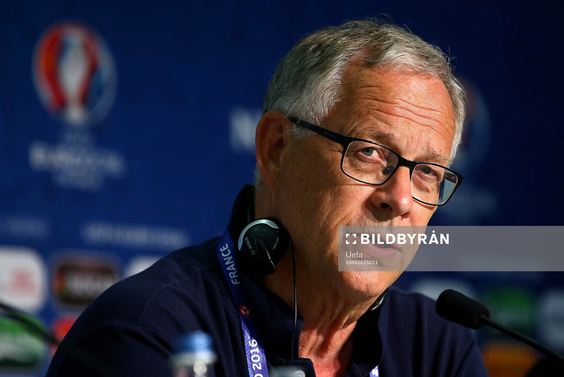 I denna handout-bild från UEFA ses förbundskapten Lars