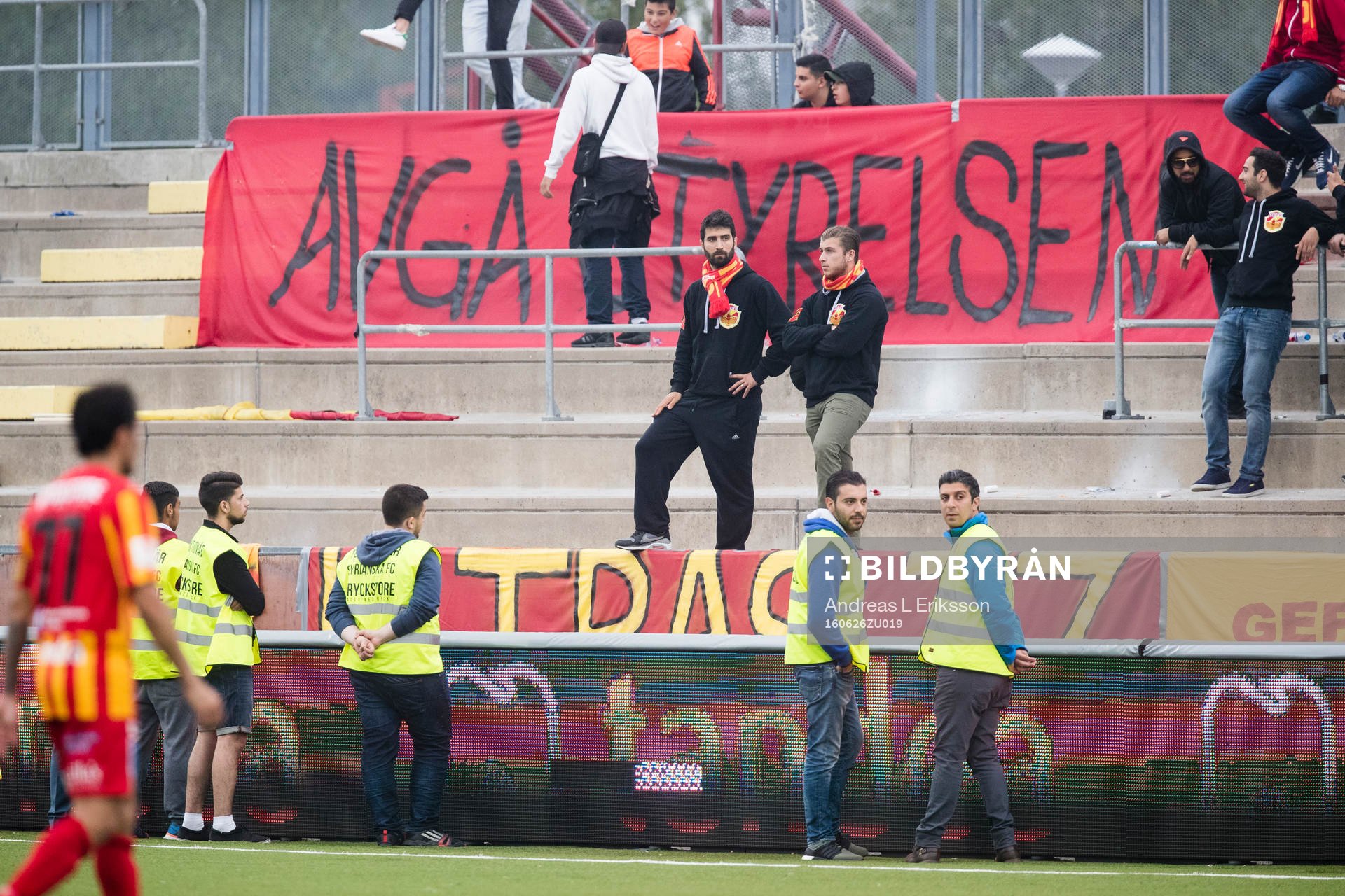 Syrianskas supportrar med en banderoll med texten Avgå