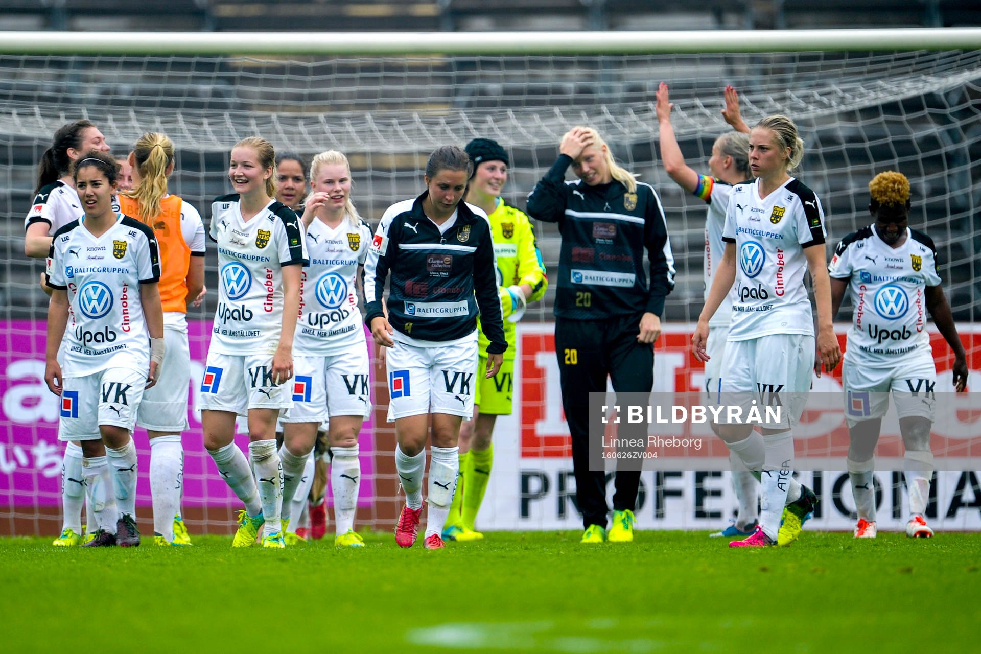Umeås spelare jublar efter segern under fotbollsmatchen i Damallsvenskan mellan Djurgården och Umeå den 26 juni 2016 i Stockholm. 