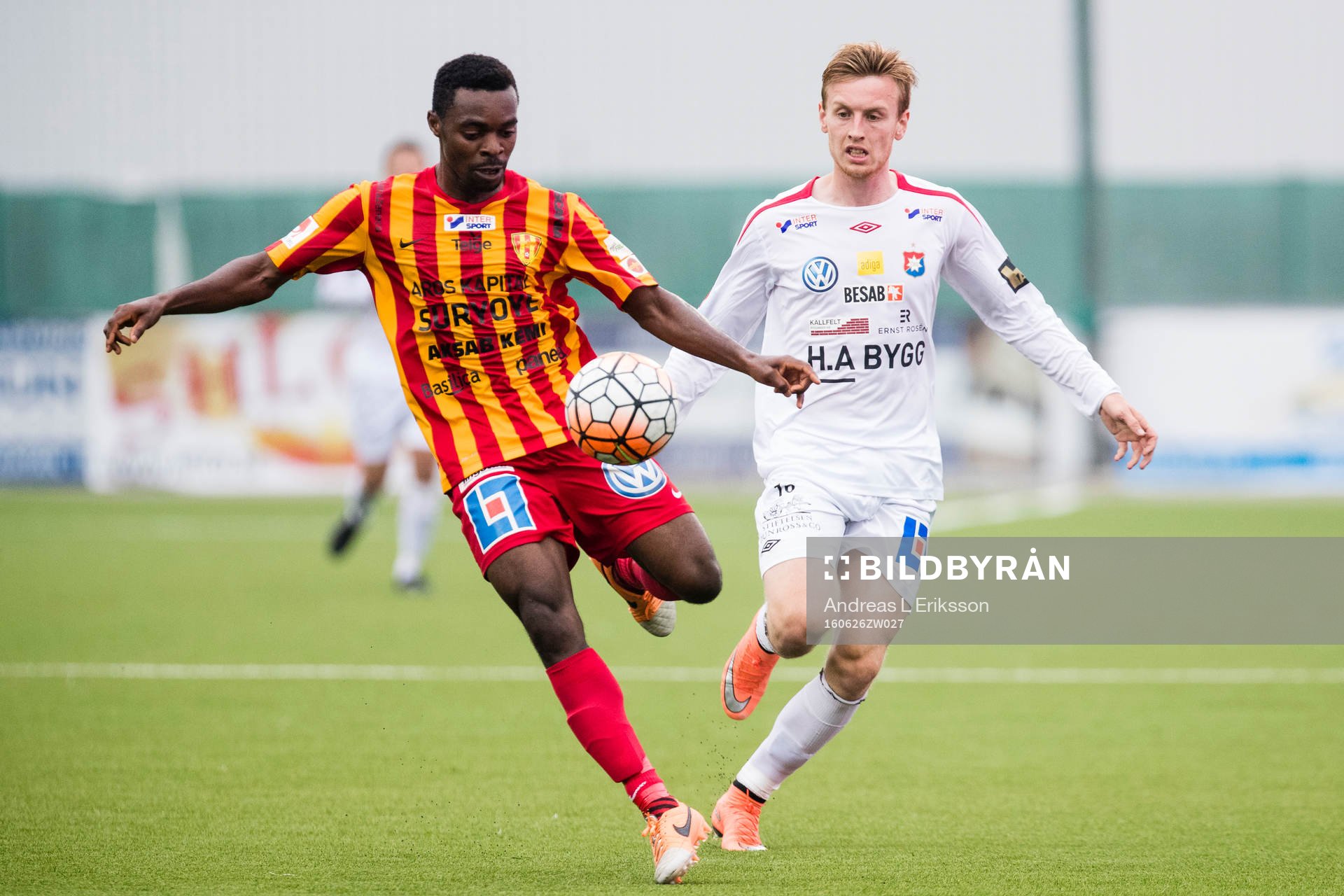 Syrianskas Success Nwousu och Örgrytes Sebastian Ohlsson