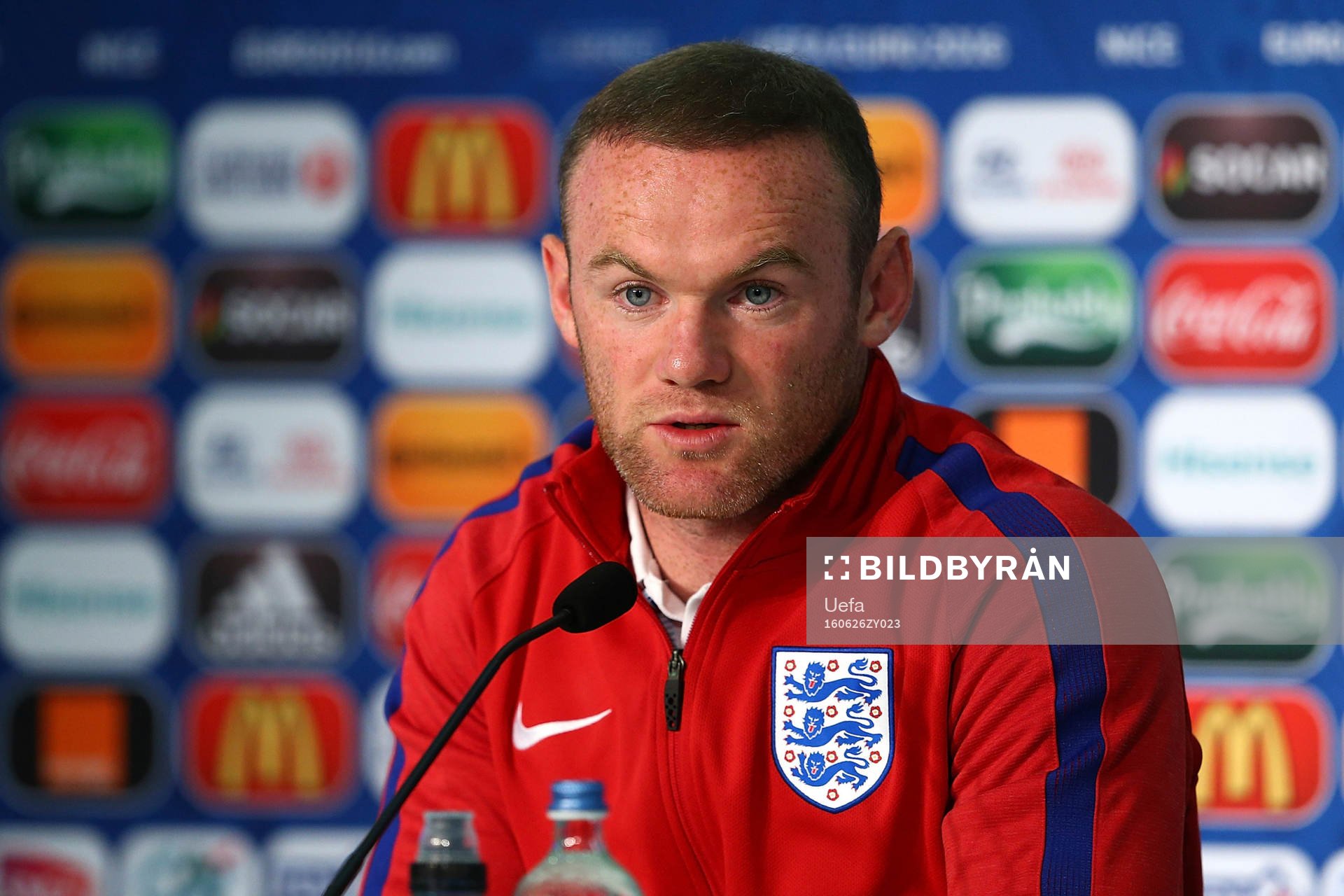 I denna handout-bild från UEFA ses Wayne Rooney på Englands fotbollslandslags presskonferens under fotbolls-EM den 26 juni 2016 i Nice.
