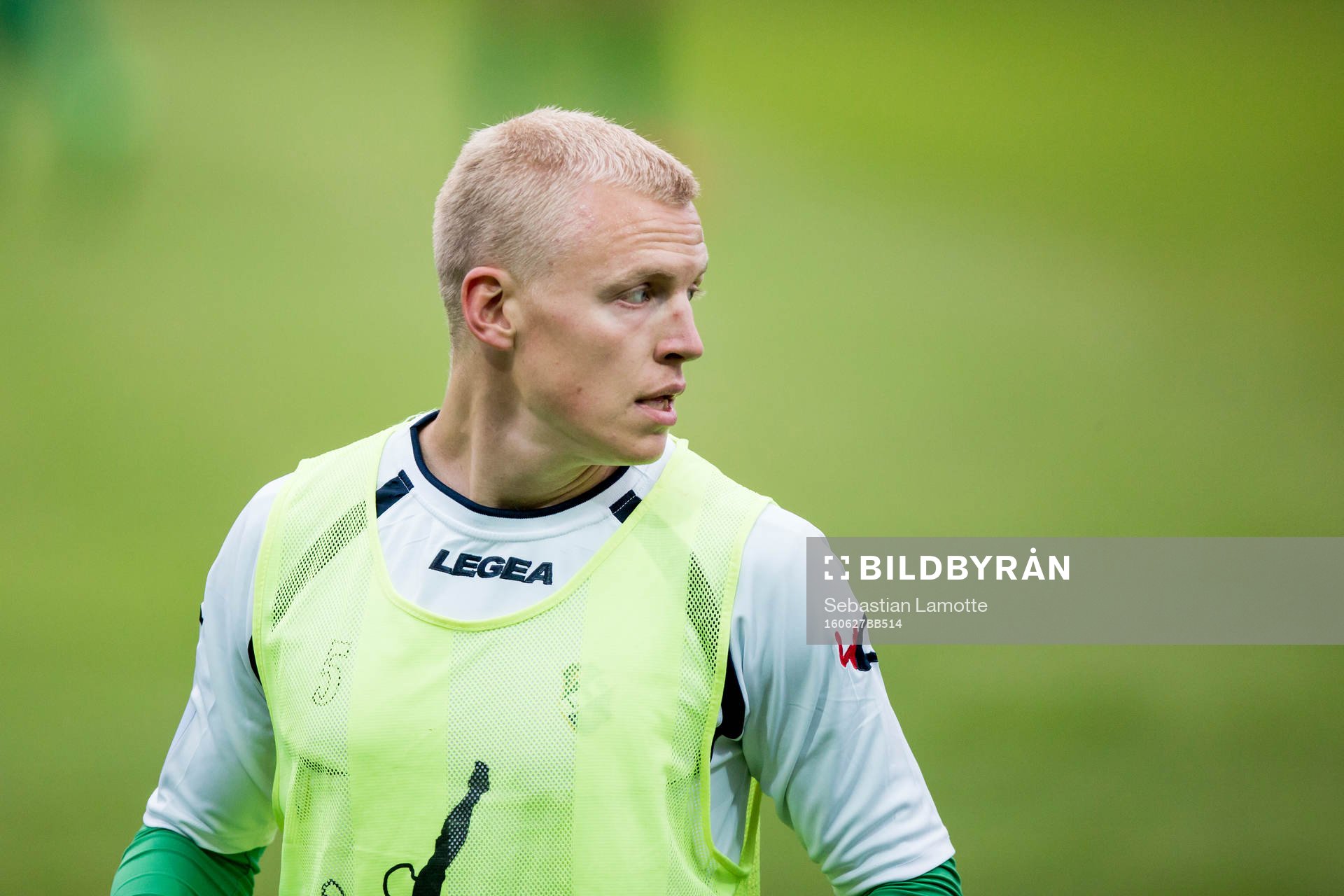 Ljungskiles Petter Björlund  värmer upp