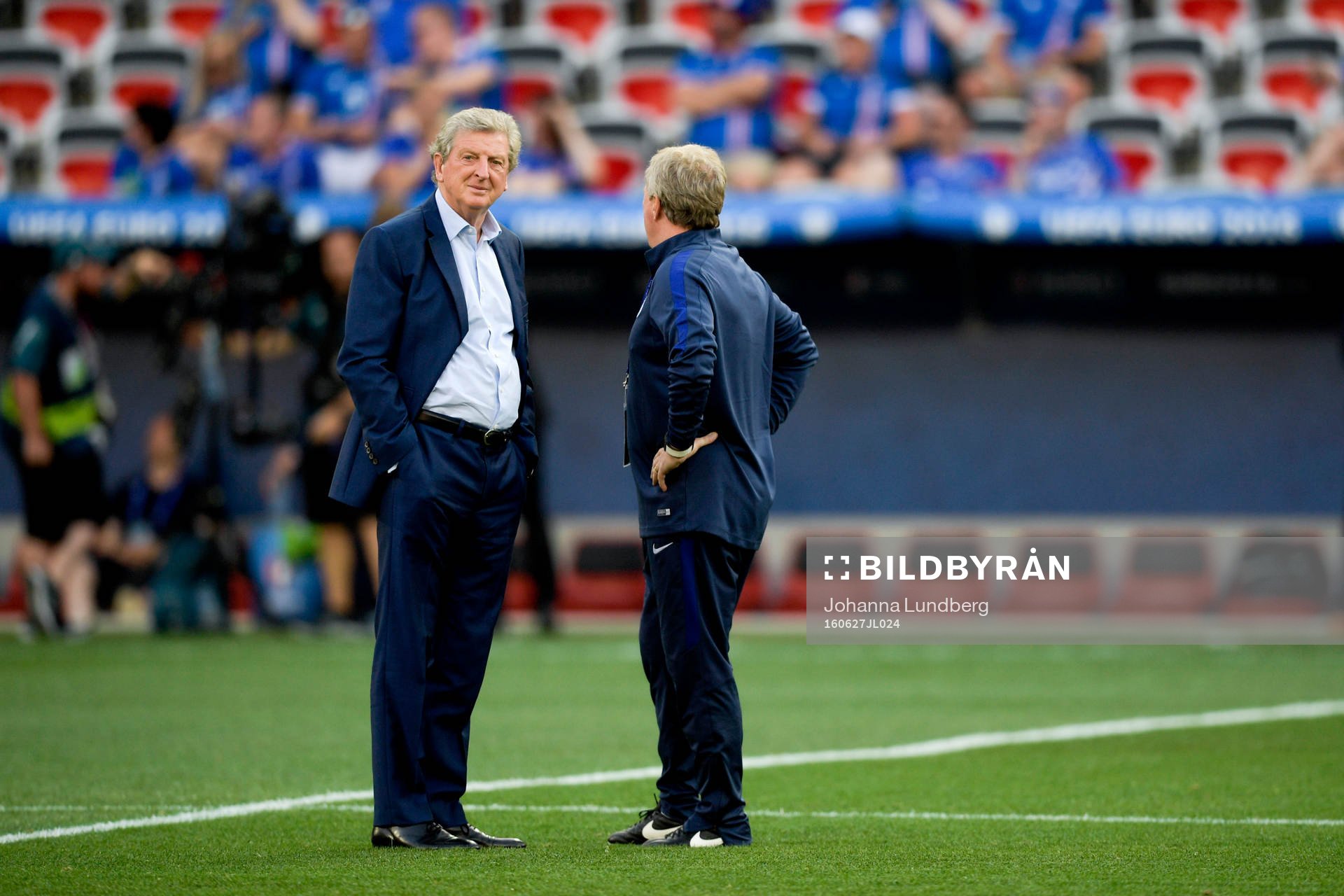 Englands förbundskapten Roy Hodgson är ute och känner på planen inför fotbollsmatchen mellan England och Island under fotbolls-EM den 27 juni 2016 i Nice.