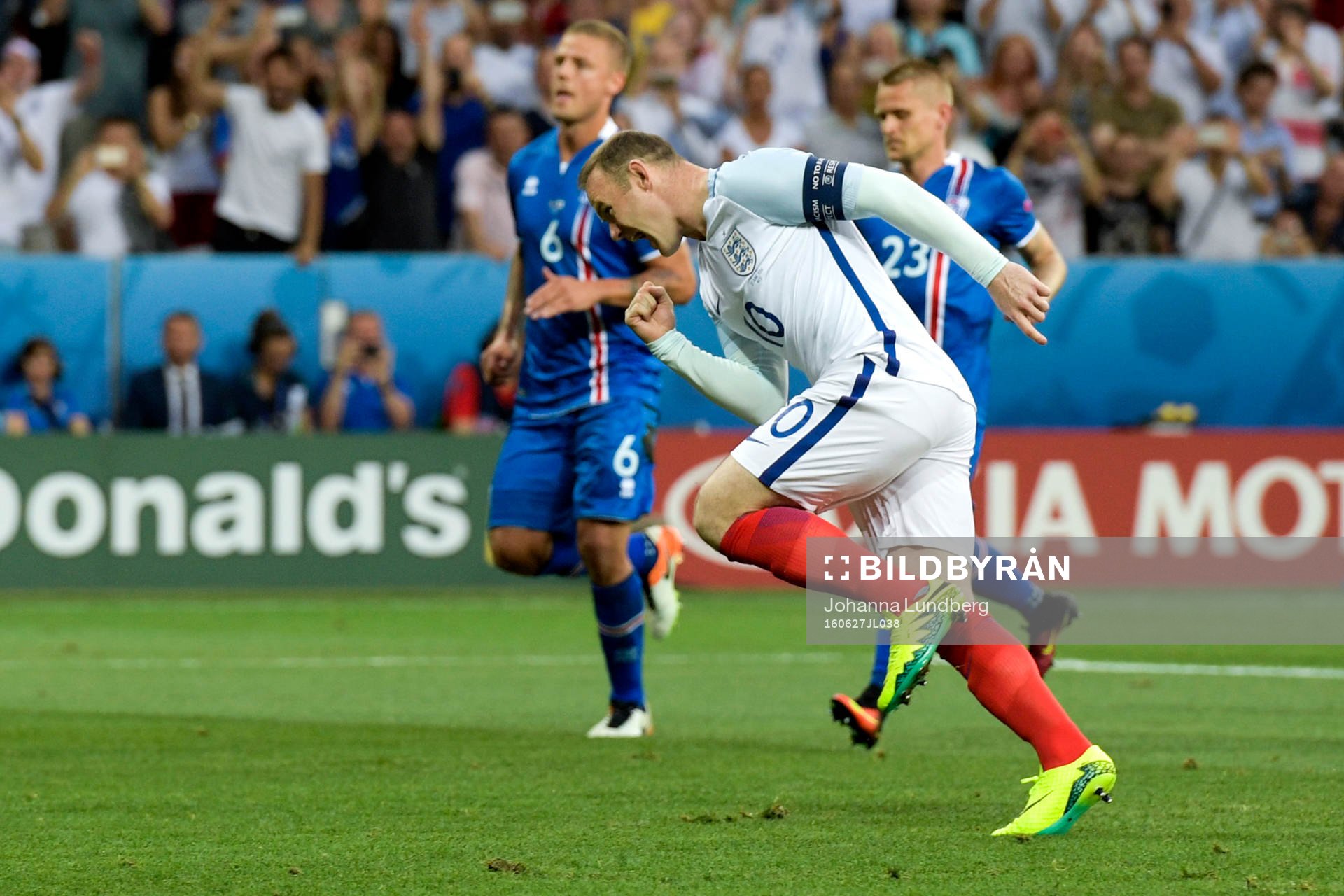 Englands Wayne Rooney jublar efter att ha gjort 1-0 på straff under fotbollsmatchen mellan England och Island under fotbolls-EM den 27 juni 2016 i Nice.