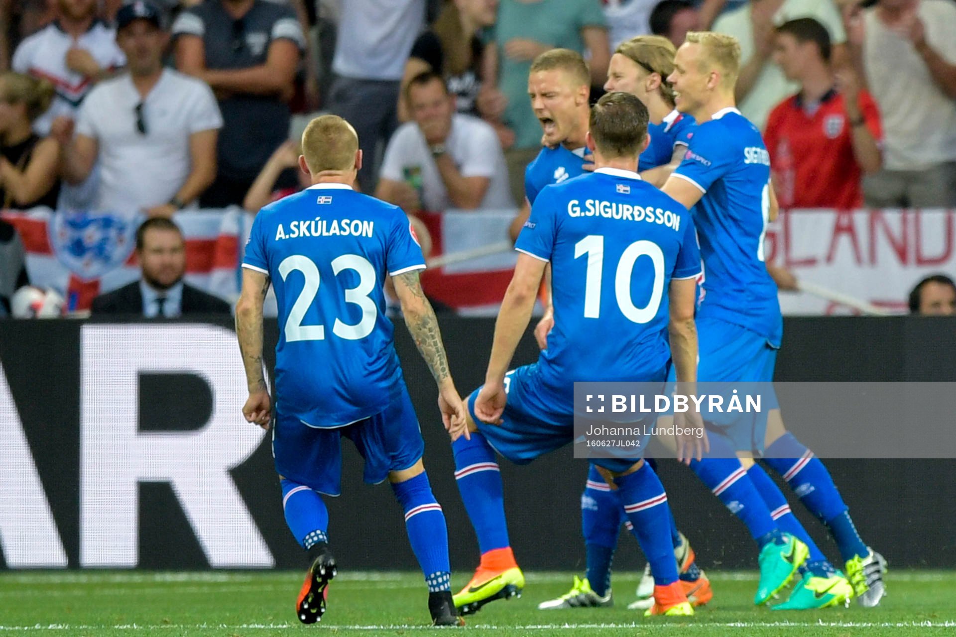 Islands Ragnar Sigurdsson jublar med lagkamraterna