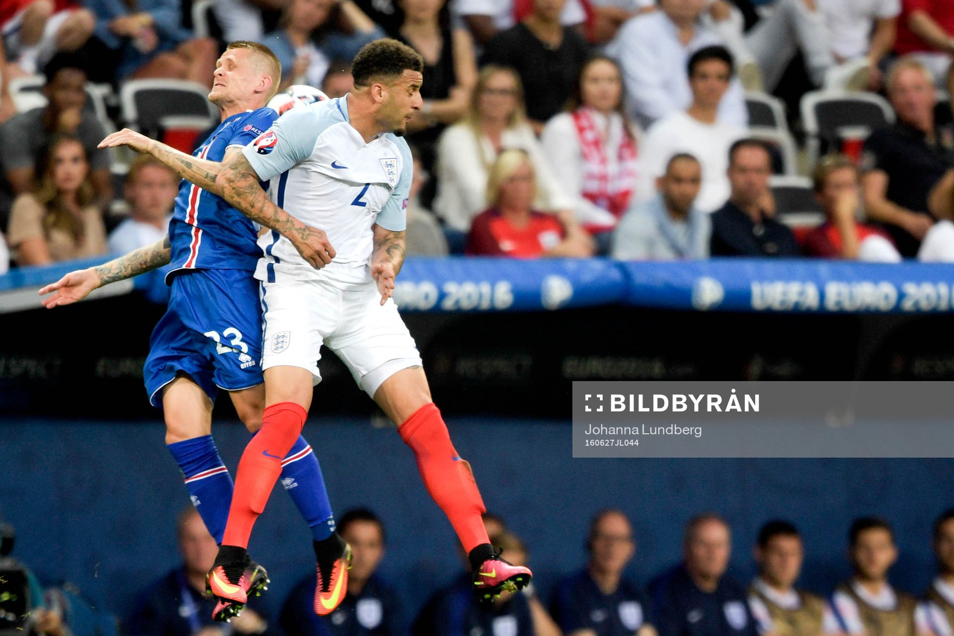 Englands Kyle Walker och Islands Ari Skulason
