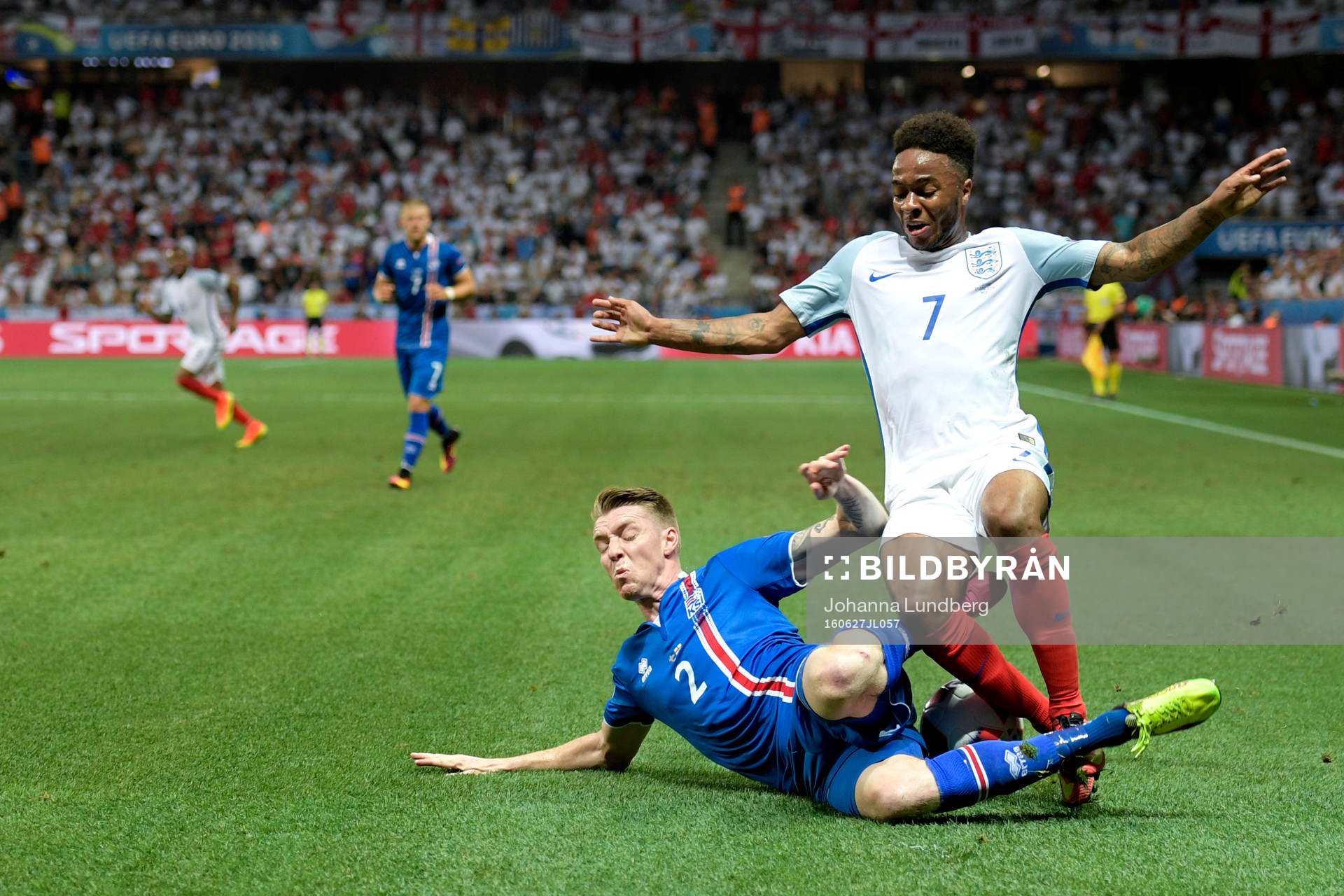 Islands Birkir Saevarsson och Englands Raheem Sterling