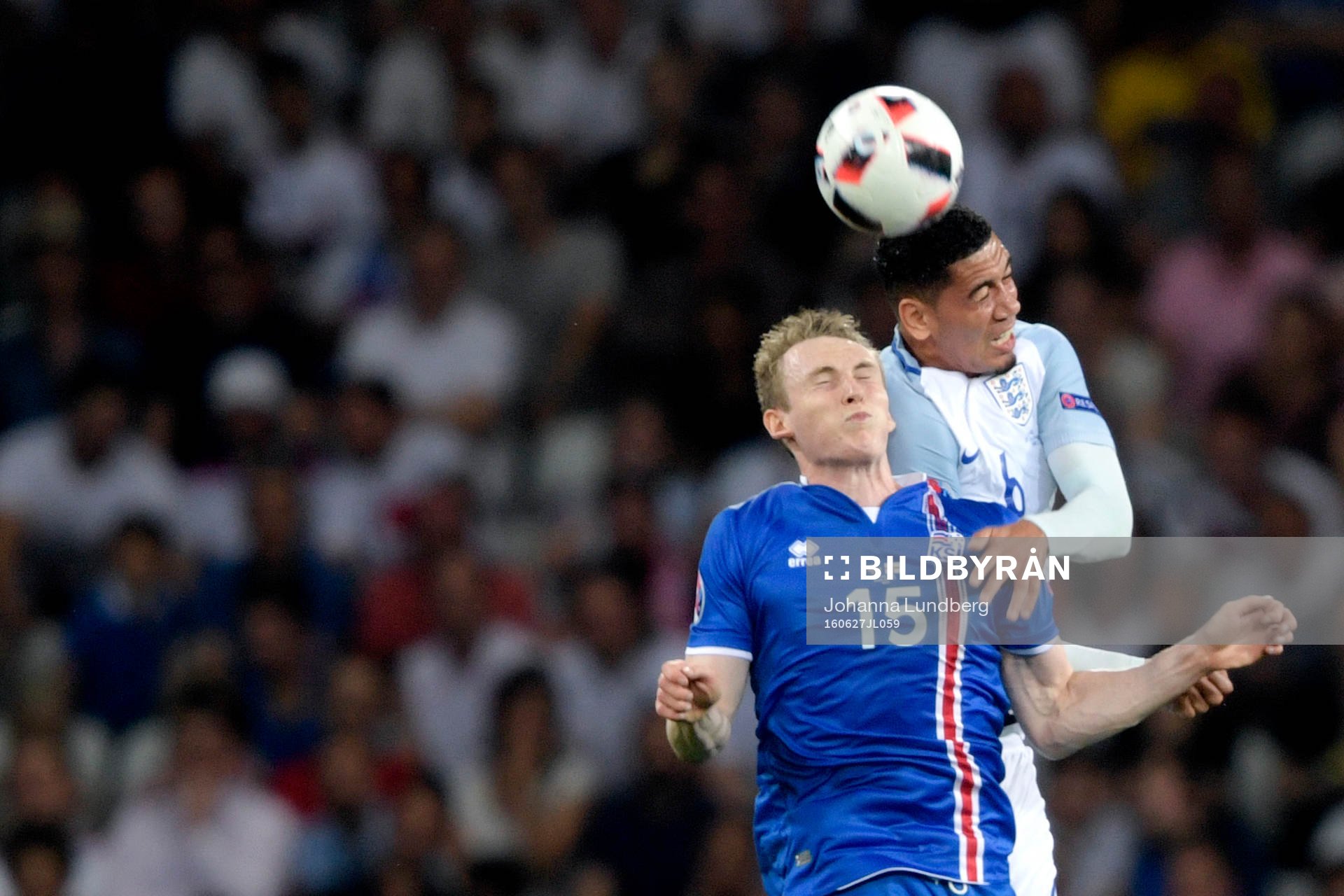 Islands Jón Dadi Bödvarsson och Englands Chris Smalling under fotbollsmatchen mellan England och Island under fotbolls-EM den 27 juni 2016 i Nice.
