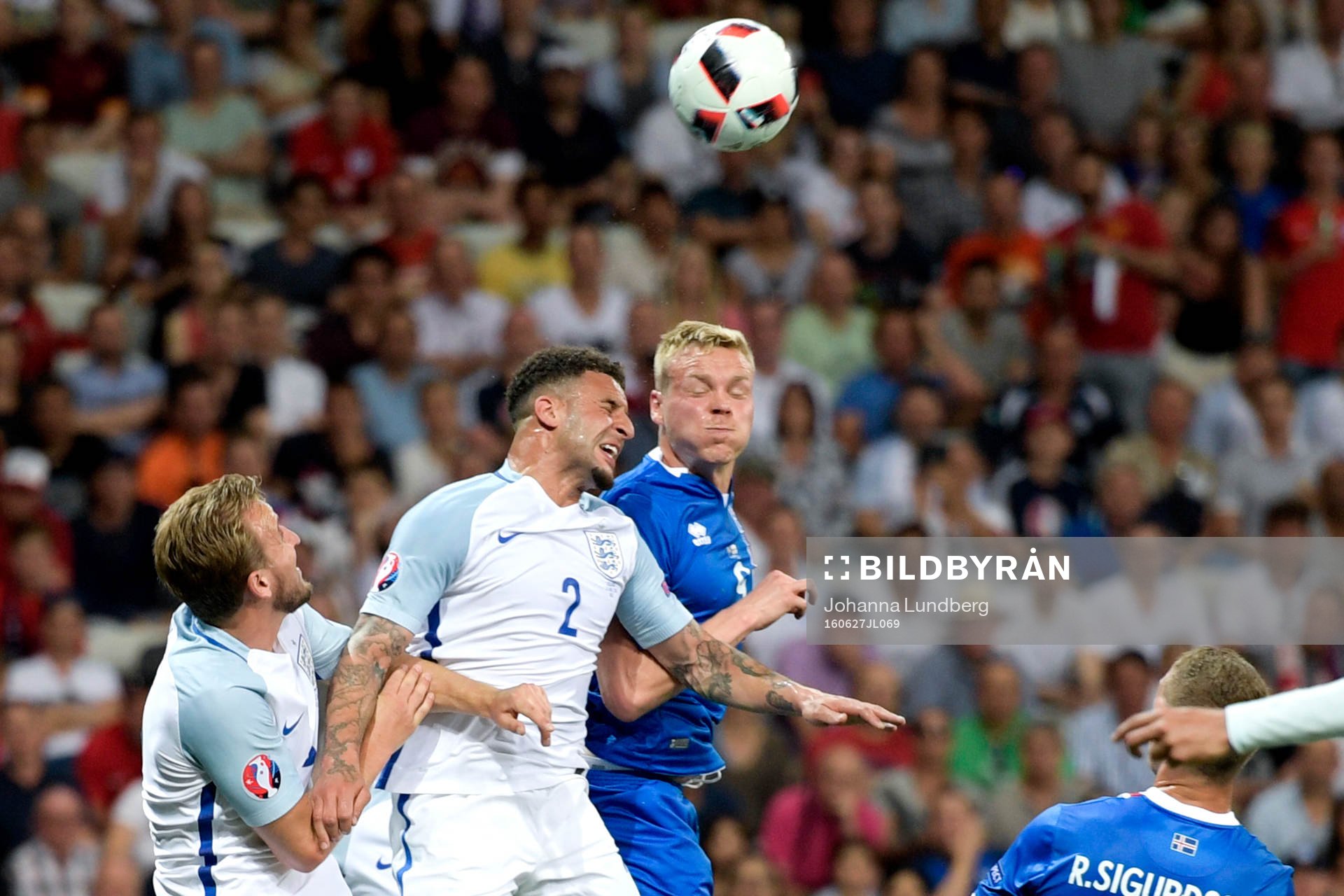 Islands Kolbeinn Sigthorsson och Englands Harry Kane och Kyle Walker under fotbollsmatchen mellan England och Island under fotbolls-EM den 27 juni 2016 i Nice.
