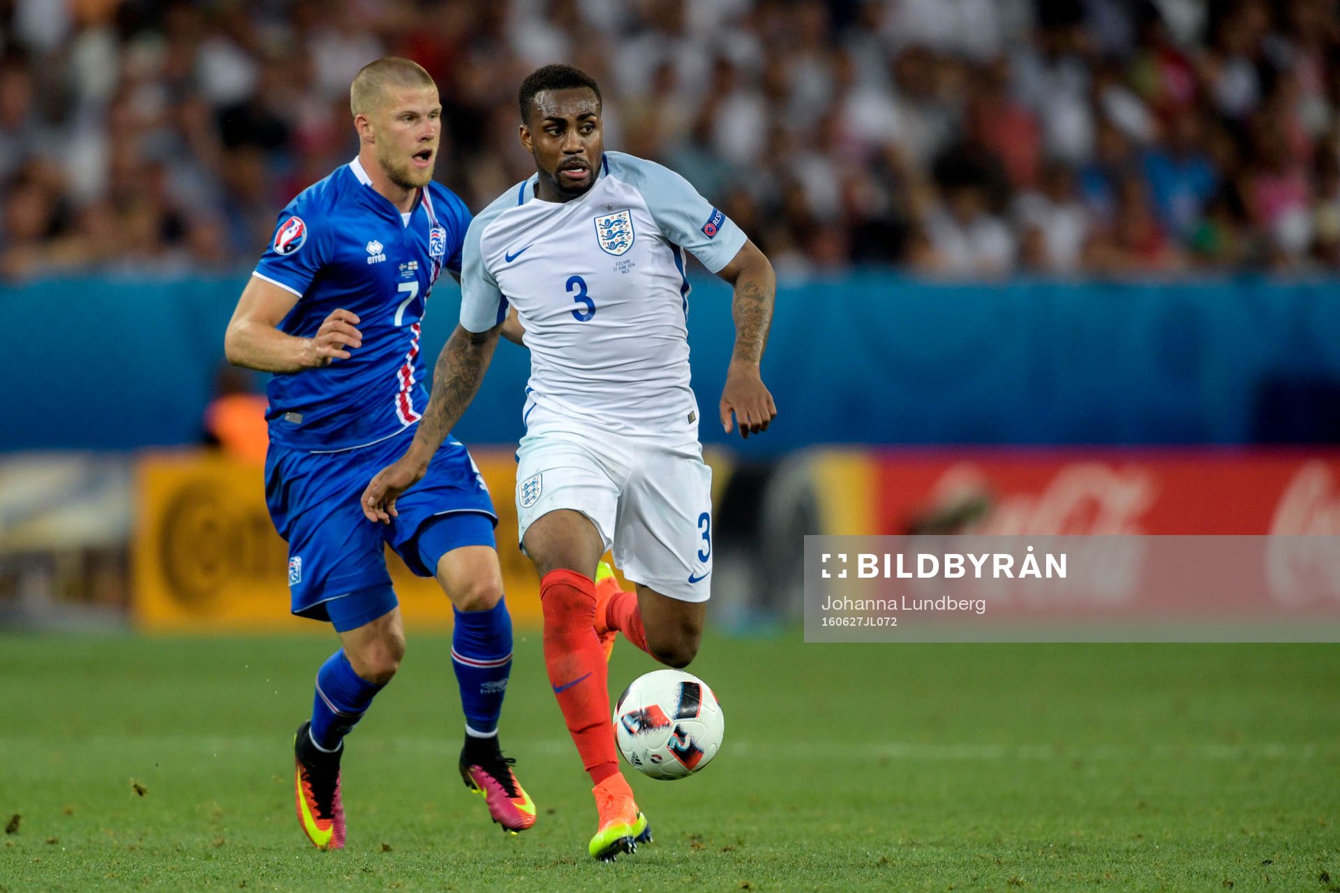 Islands Johann Gudmundsson och Englands Danny Rose