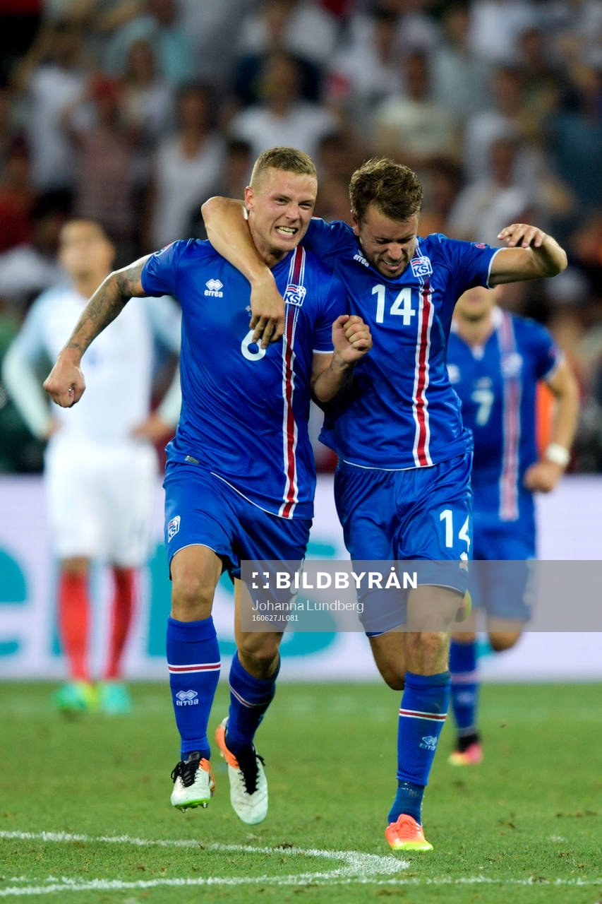 Islands Ragnar Sigurdsson och Kári Arnason jublar