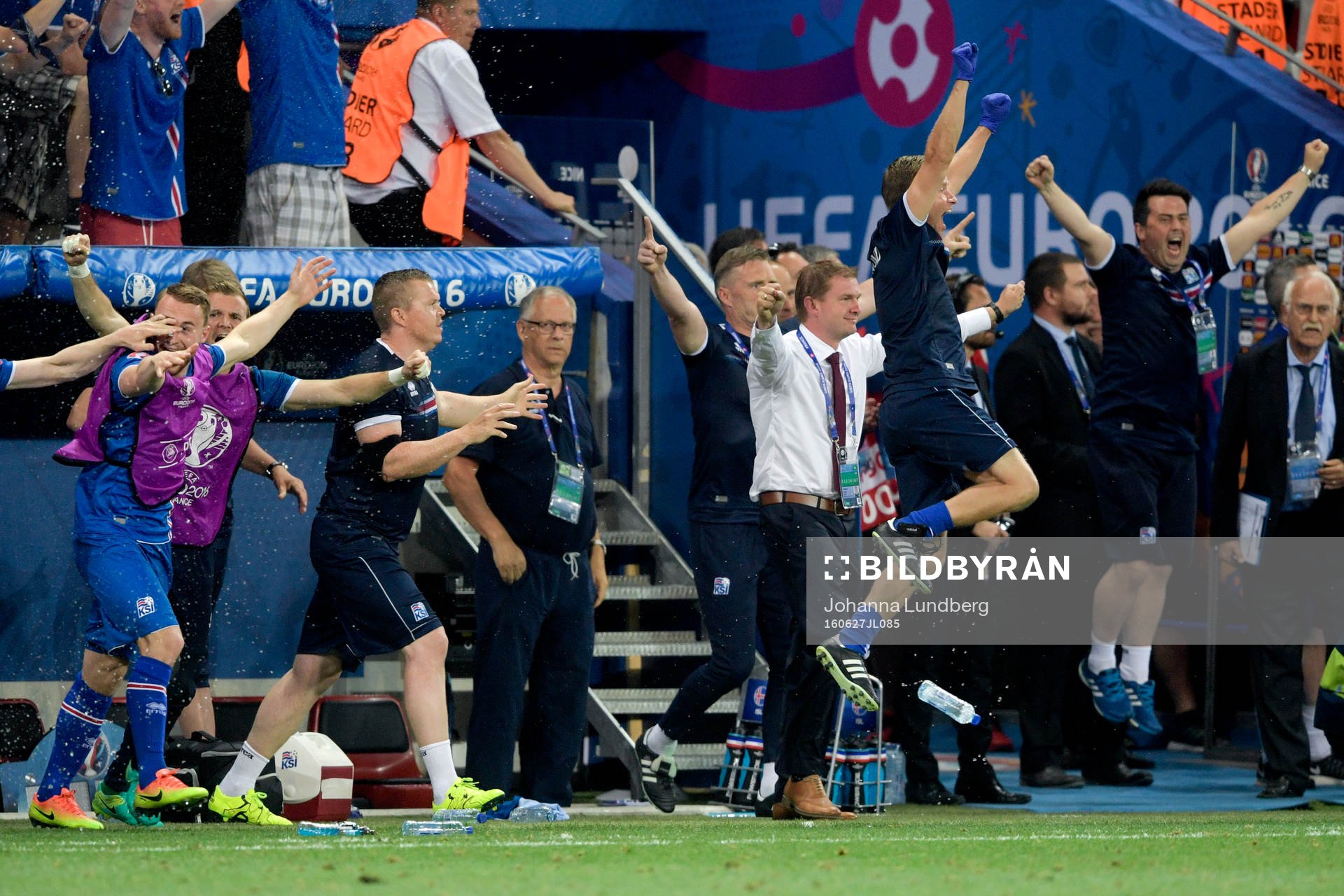 Islands förbundskapten Lars Lagerbäck i mitten av jublande spelare efter fotbollsmatchen mellan England och Island under fotbolls-EM den 27 juni 2016 i Nice.