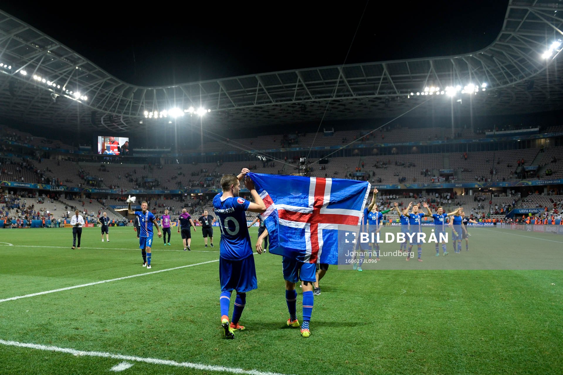 Islands Gylfi Sigurdsson jublar med flaggan