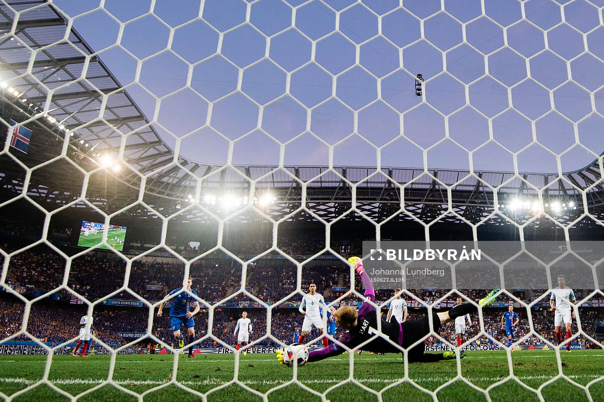 Englands målvakt Joe Hart släpper in 1-2 av Kolbeinn