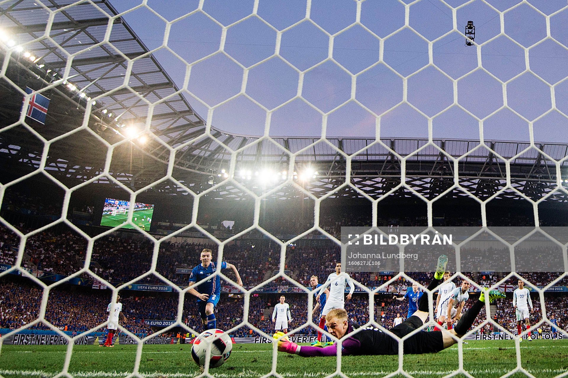 Englands målvakt Joe Hart ser 1-2 målet av Islands