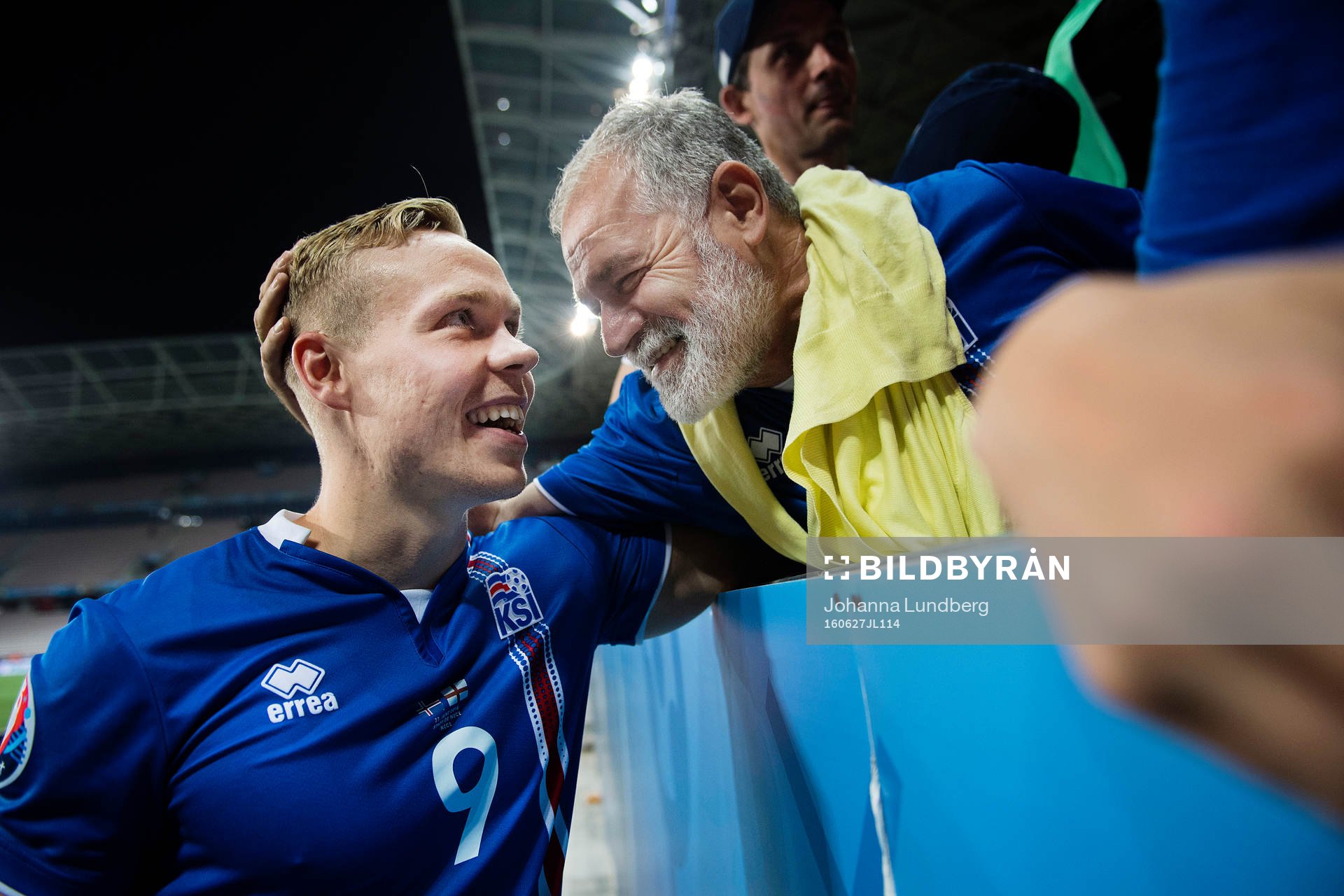 Islands Kolbeinn Sigthorsson firar med sin familj