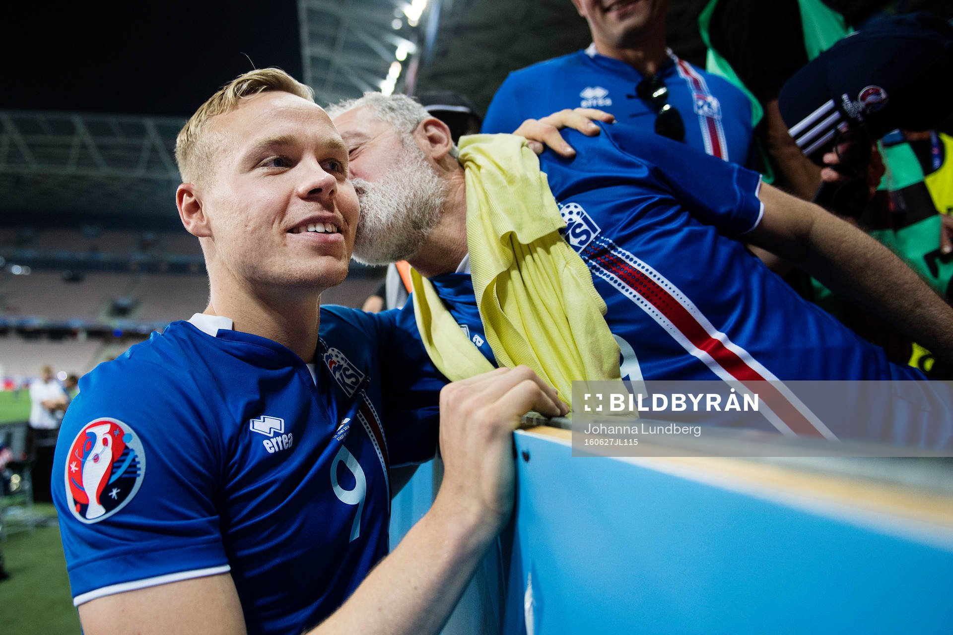 Islands Kolbeinn Sigthorsson firar med sin familj
