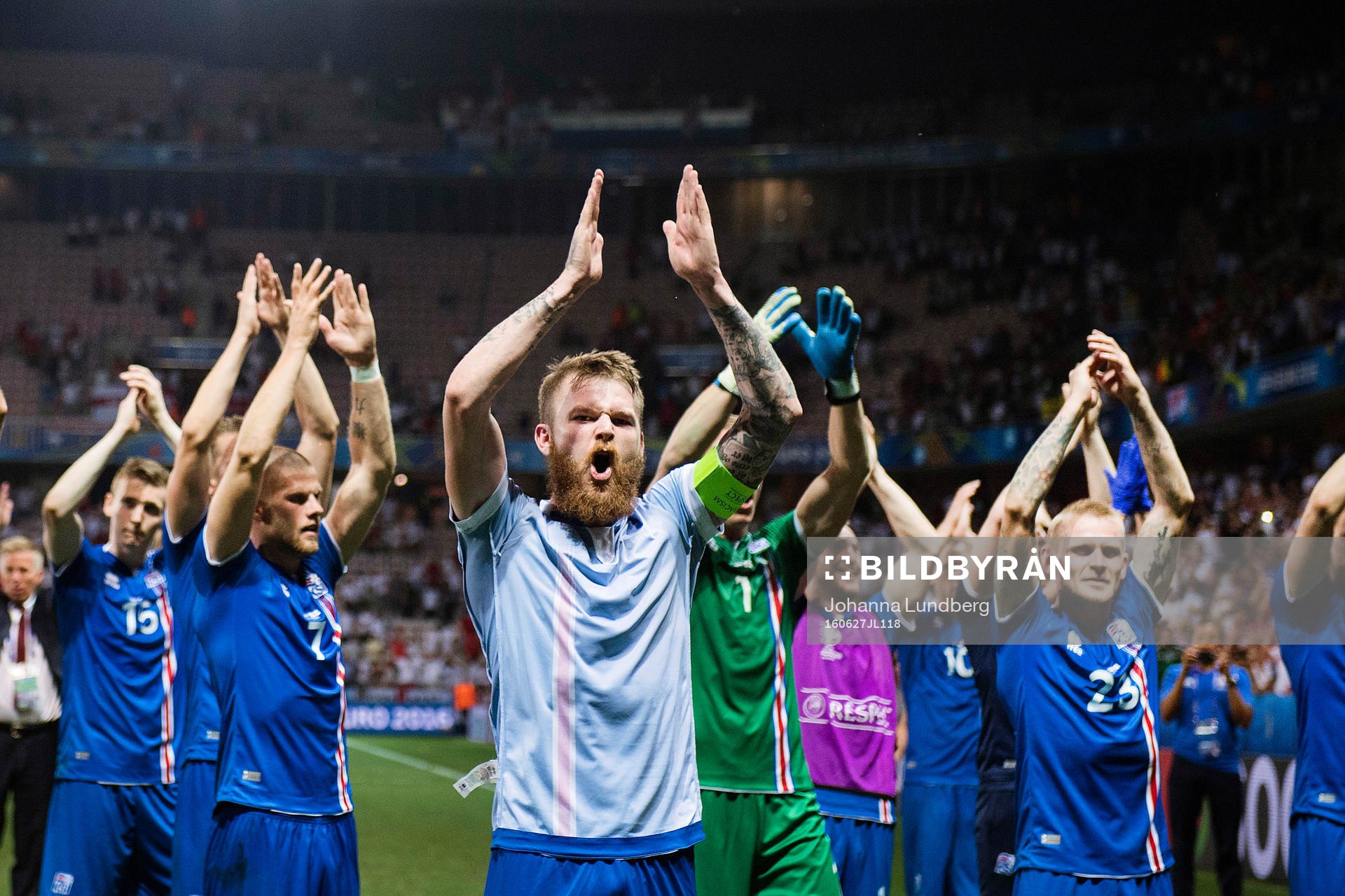 Islands spelare med Aron Gunnarsson längst fram jublar efter fotbollsmatchen mellan England och Island under fotbolls-EM den 27 juni 2016 i Nice.