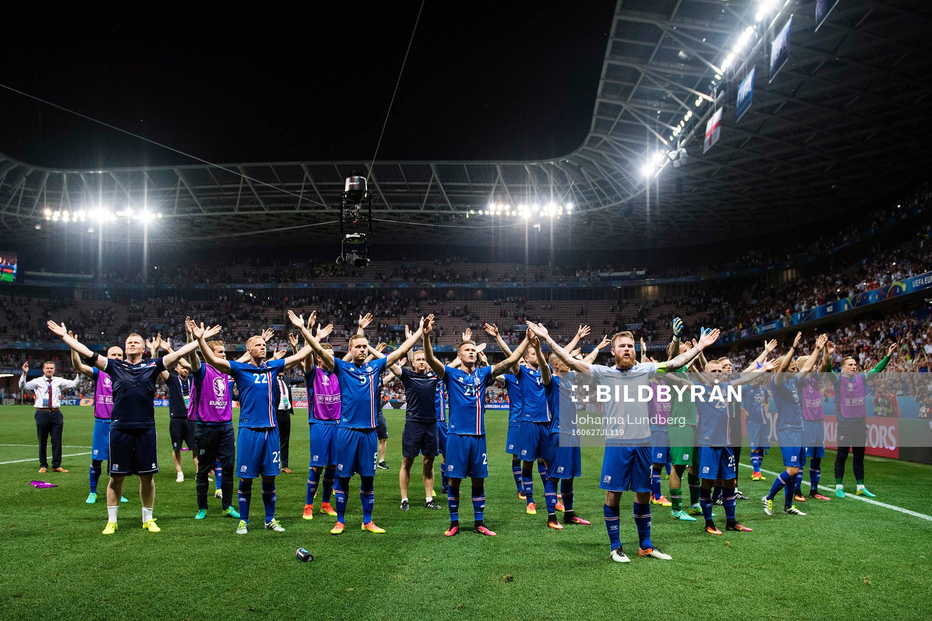 Islands spelare med Aron Gunnarsson längst fram jublar