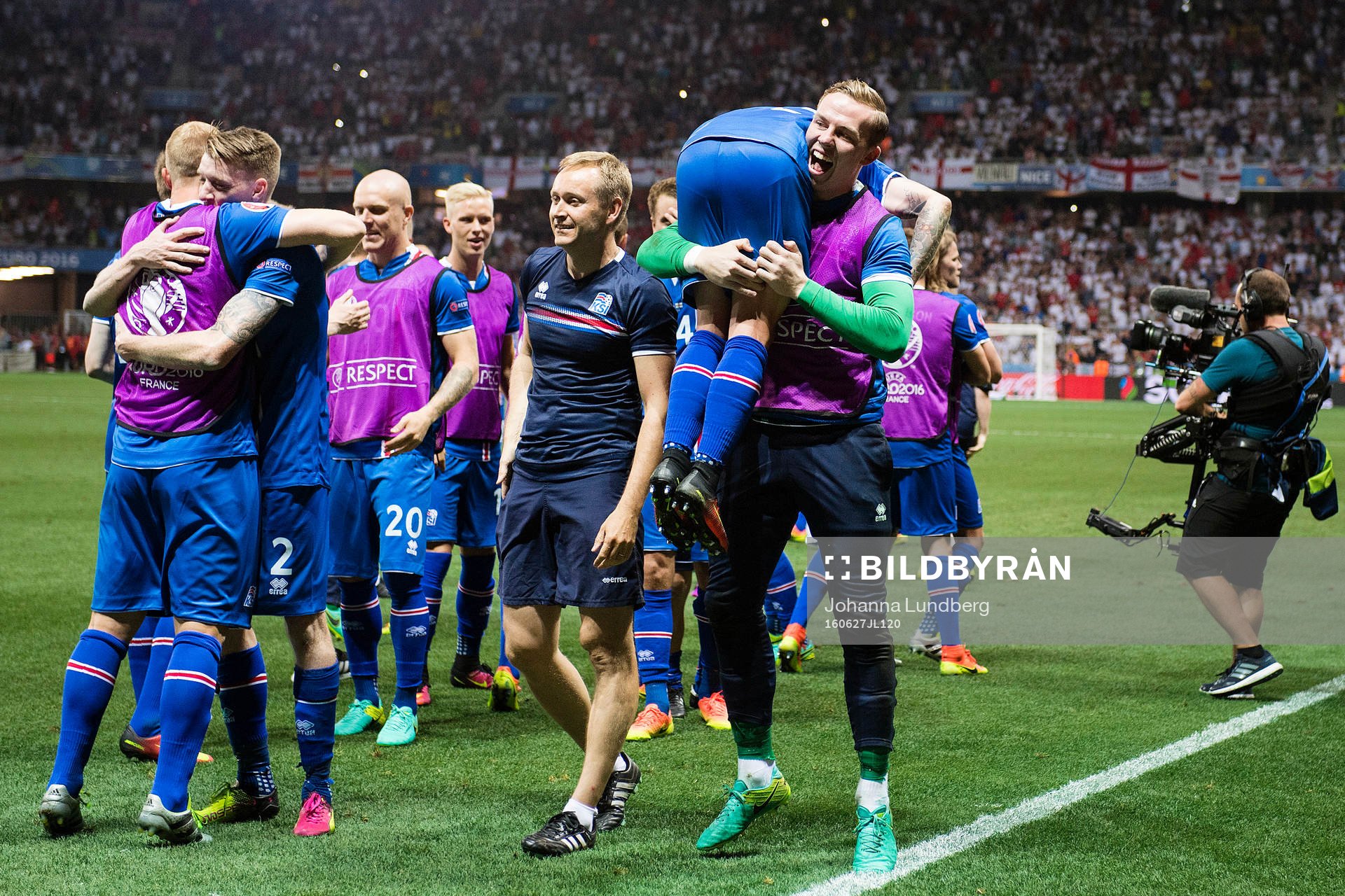 Islands spelare jublar efter fotbollsmatchen mellan England och Island under fotbolls-EM den 27 juni 2016 i Nice.